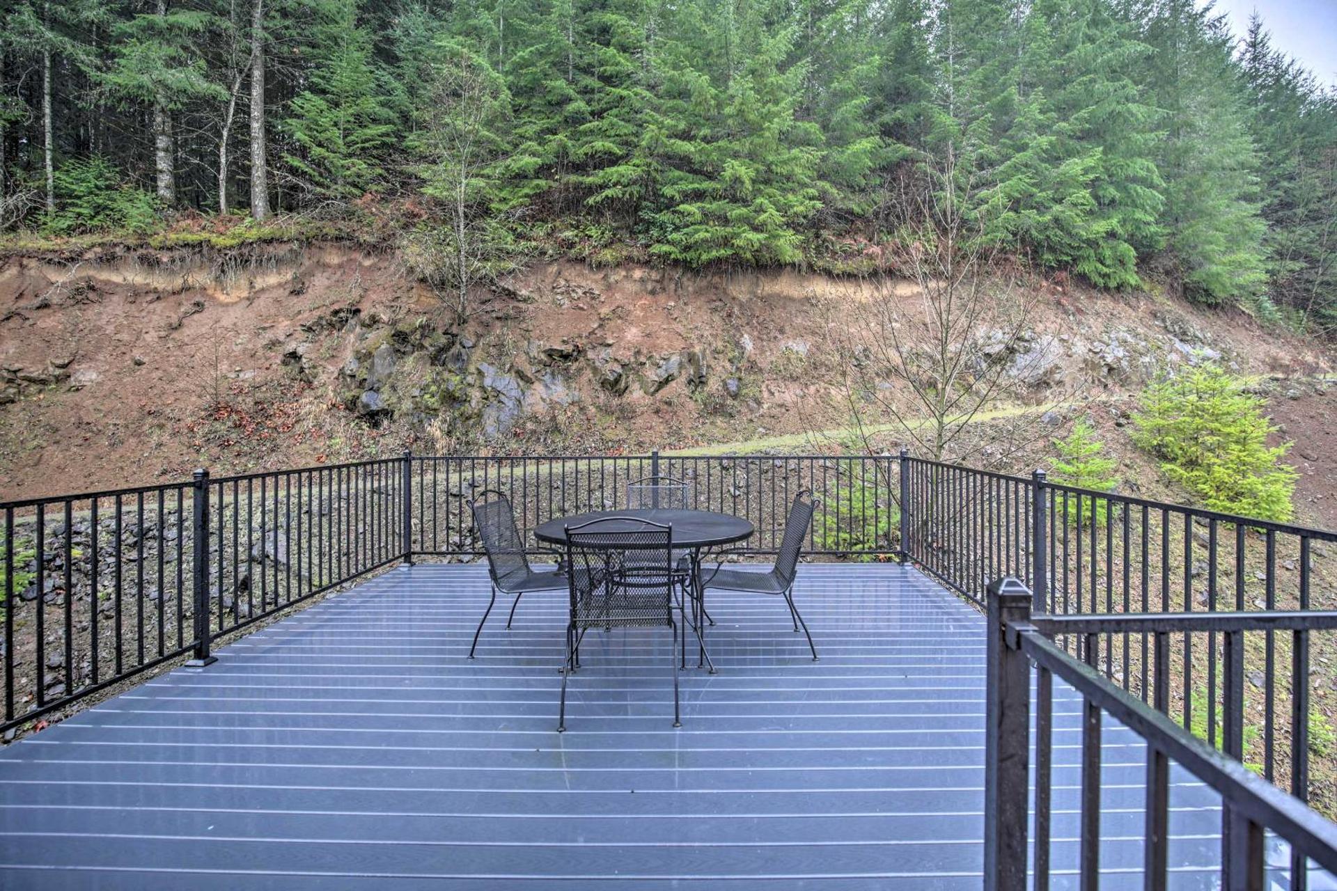 Chic Farmhouse with Creek in Heart of Wine Country!