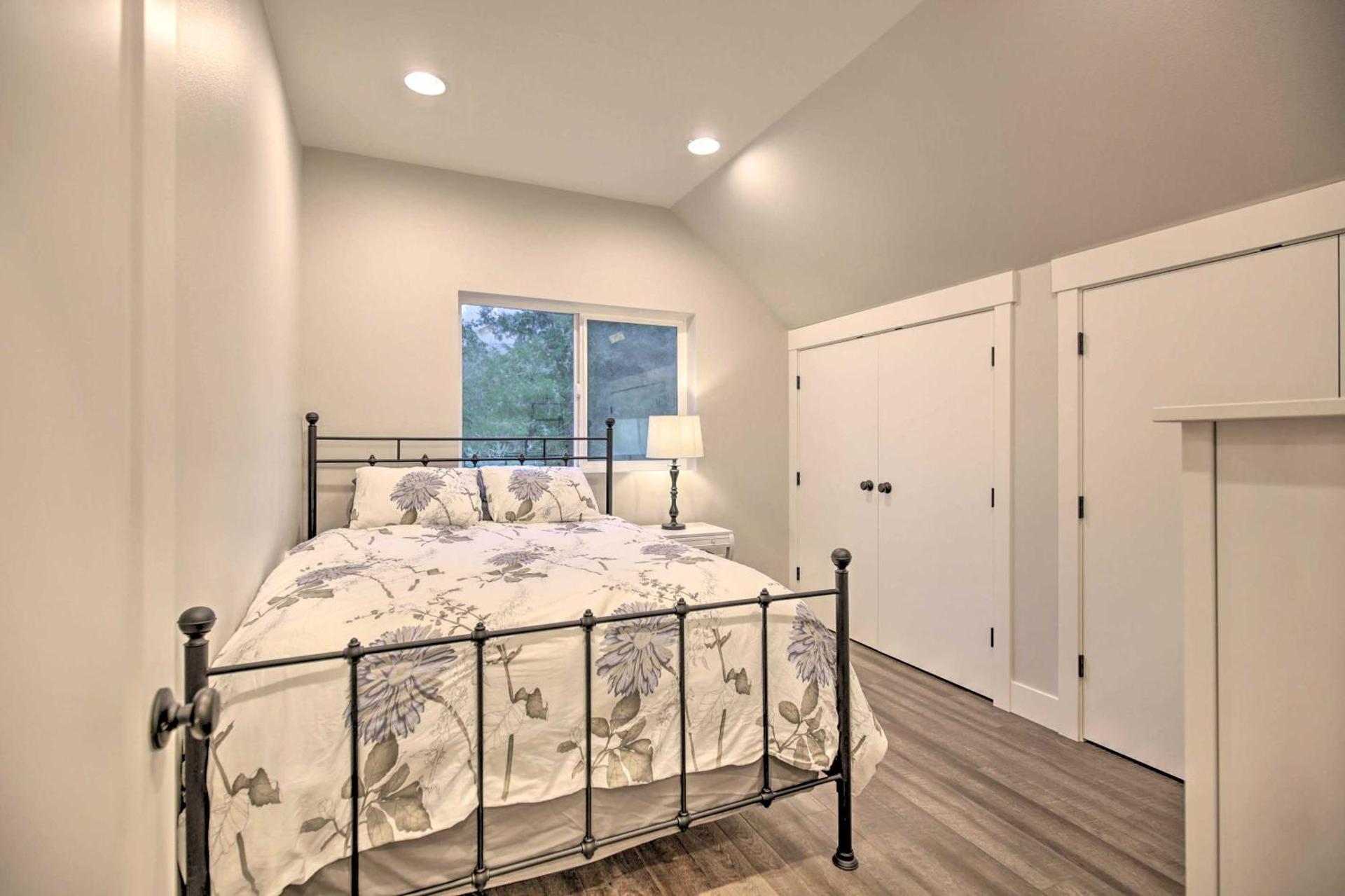 Chic Farmhouse with Creek in Heart of Wine Country!