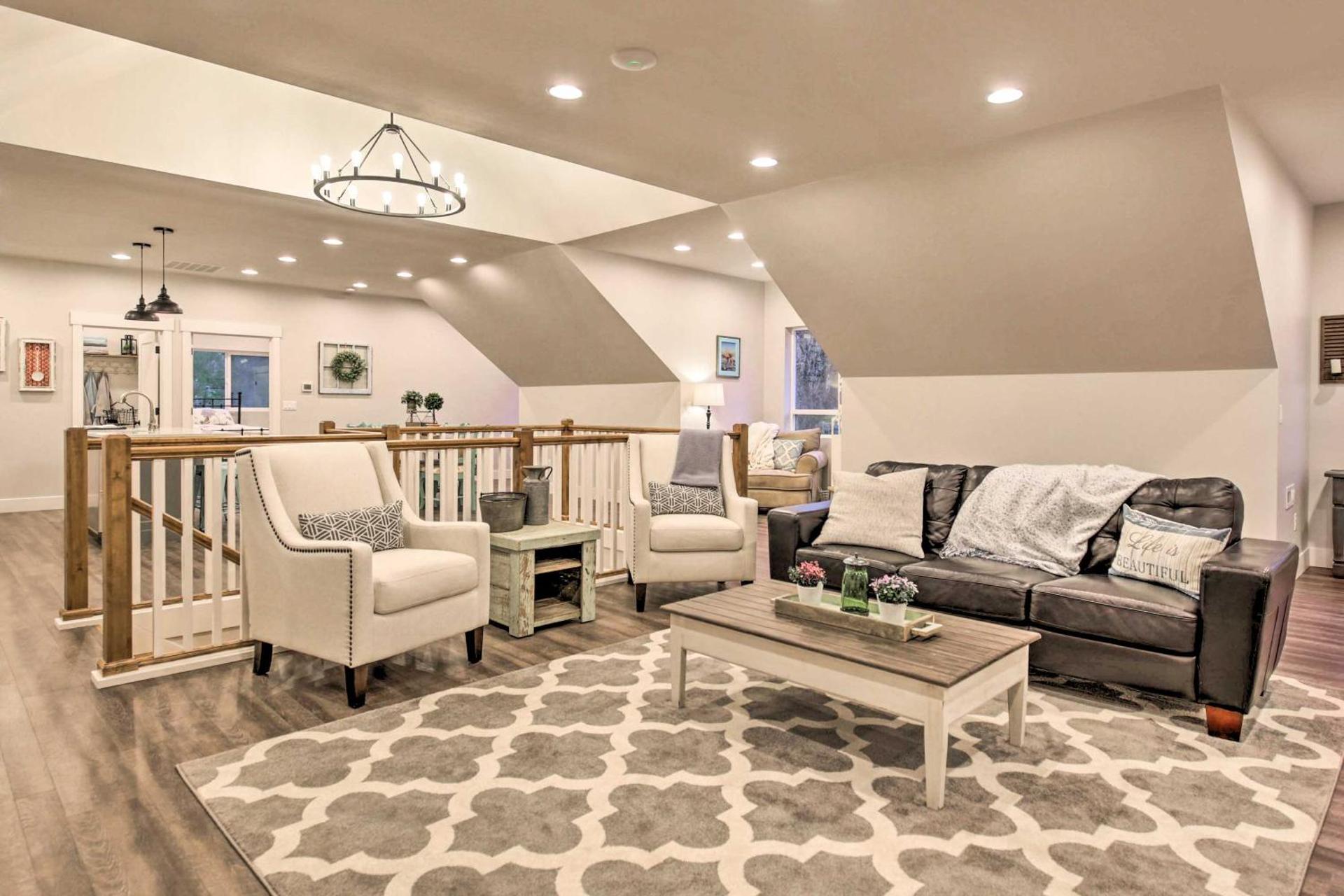 Chic Farmhouse with Creek in Heart of Wine Country!