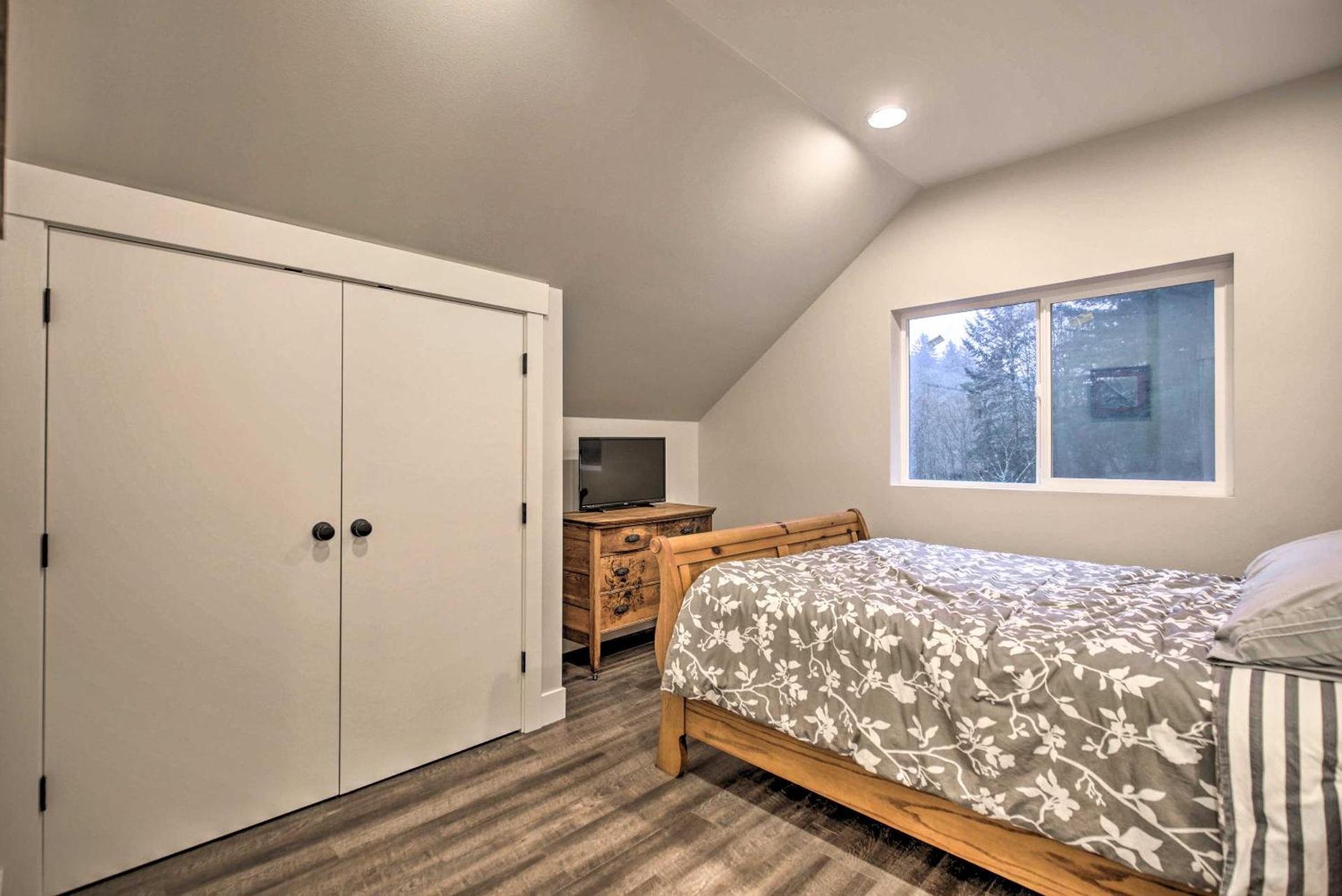 Chic Farmhouse with Creek in Heart of Wine Country!