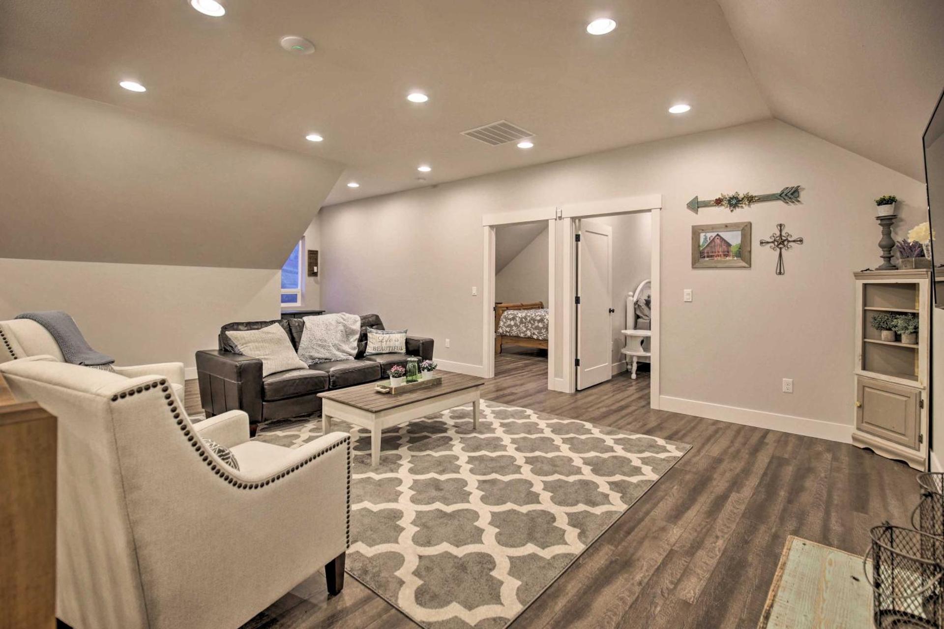 Chic Farmhouse with Creek in Heart of Wine Country!