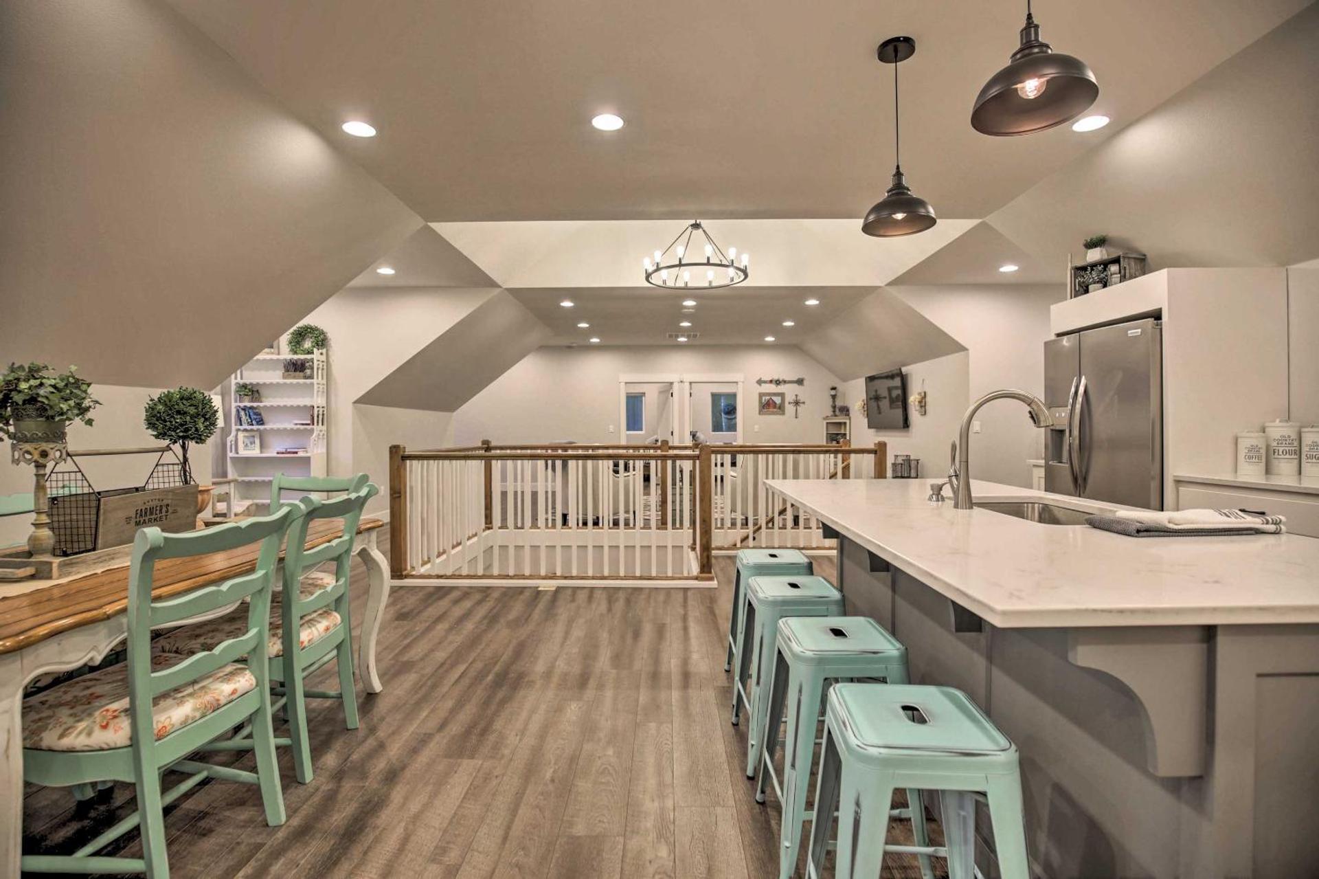 Chic Farmhouse with Creek in Heart of Wine Country!