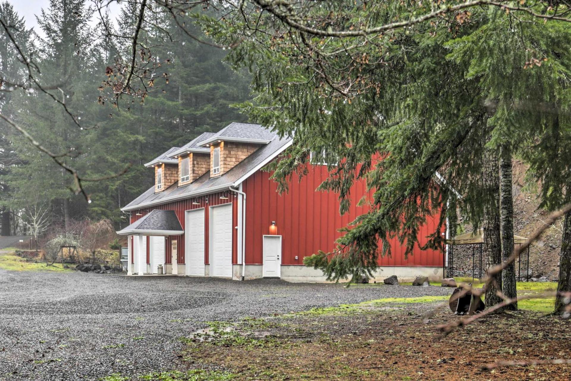 Chic Farmhouse with Creek in Heart of Wine Country!