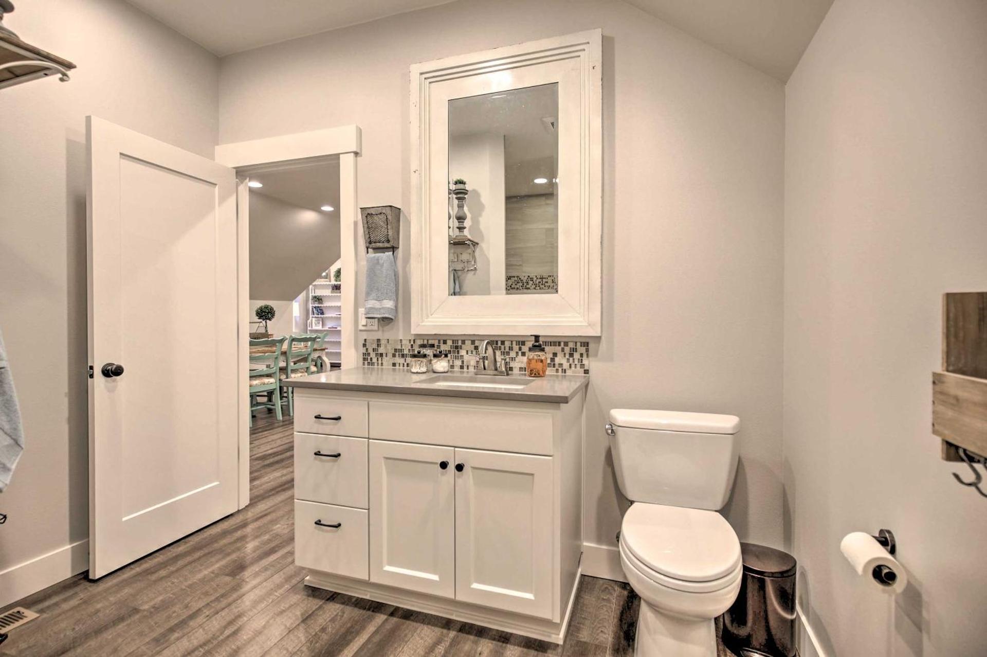 Chic Farmhouse with Creek in Heart of Wine Country!