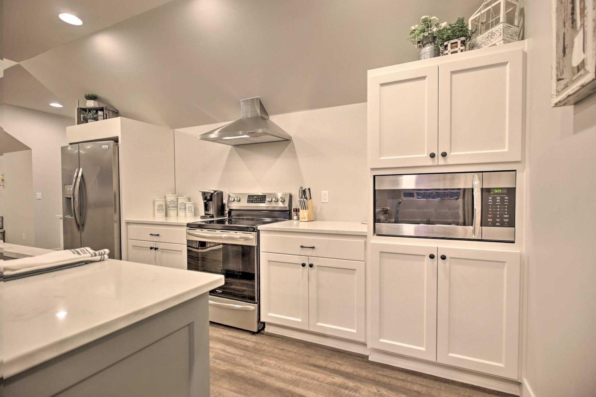 Chic Farmhouse with Creek in Heart of Wine Country!