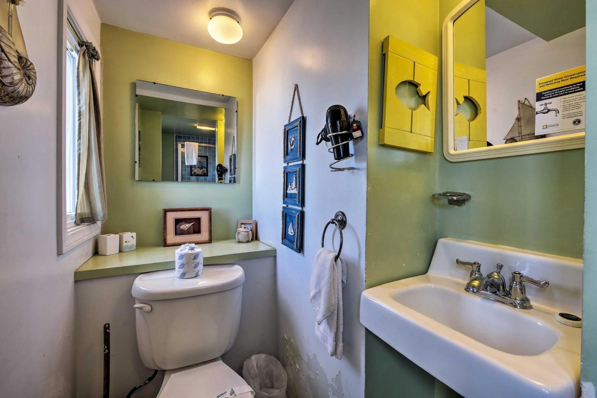 Tropical Island Escape with Deck, Walk to Avalon Bay