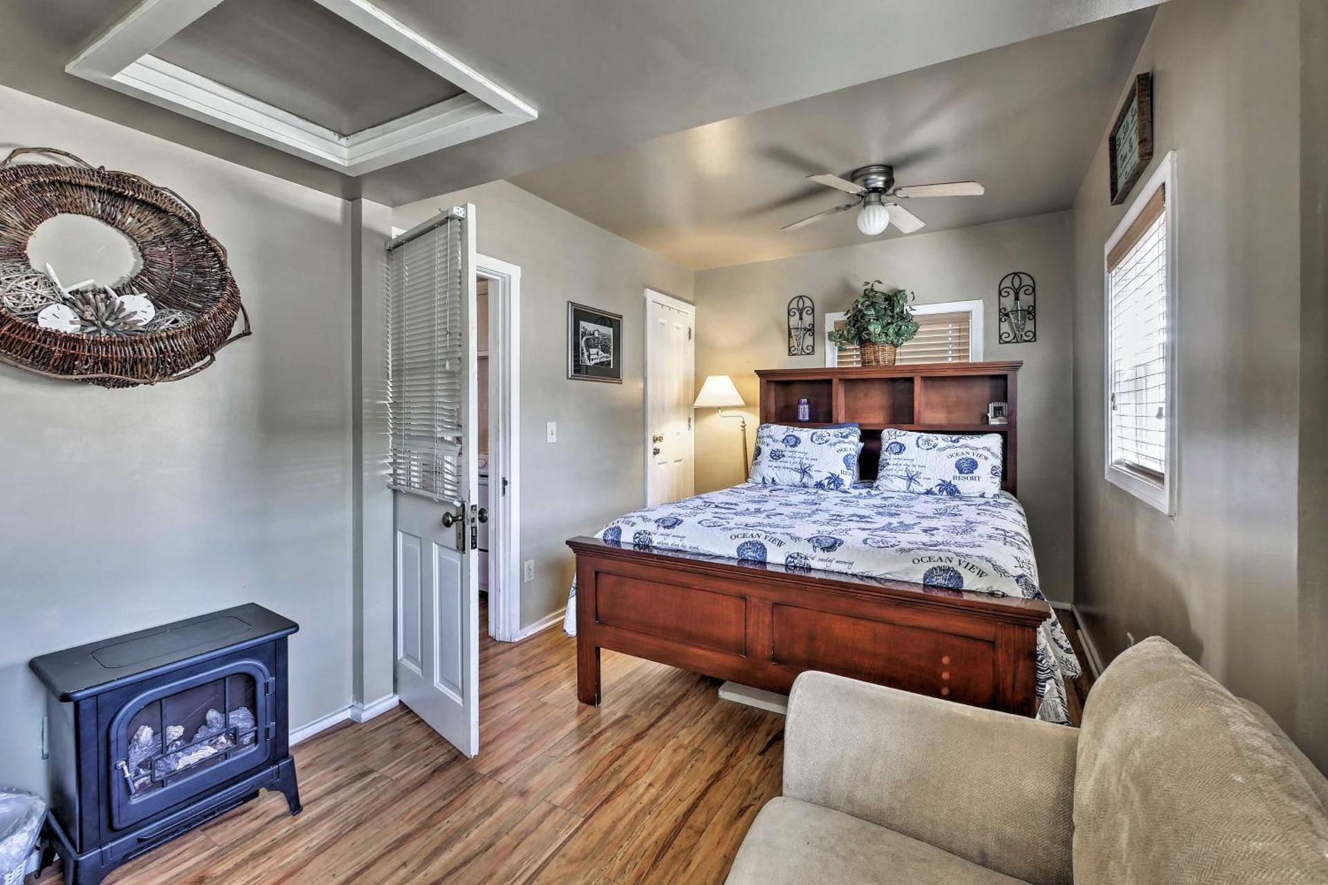 Tropical Island Escape with Deck, Walk to Avalon Bay