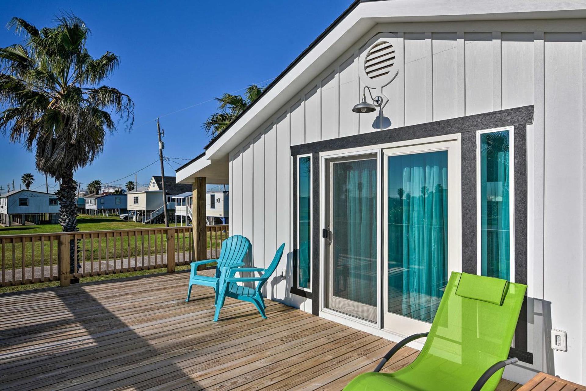 Less Than 1 Mi to Surfside Beach Open-Concept Cottage