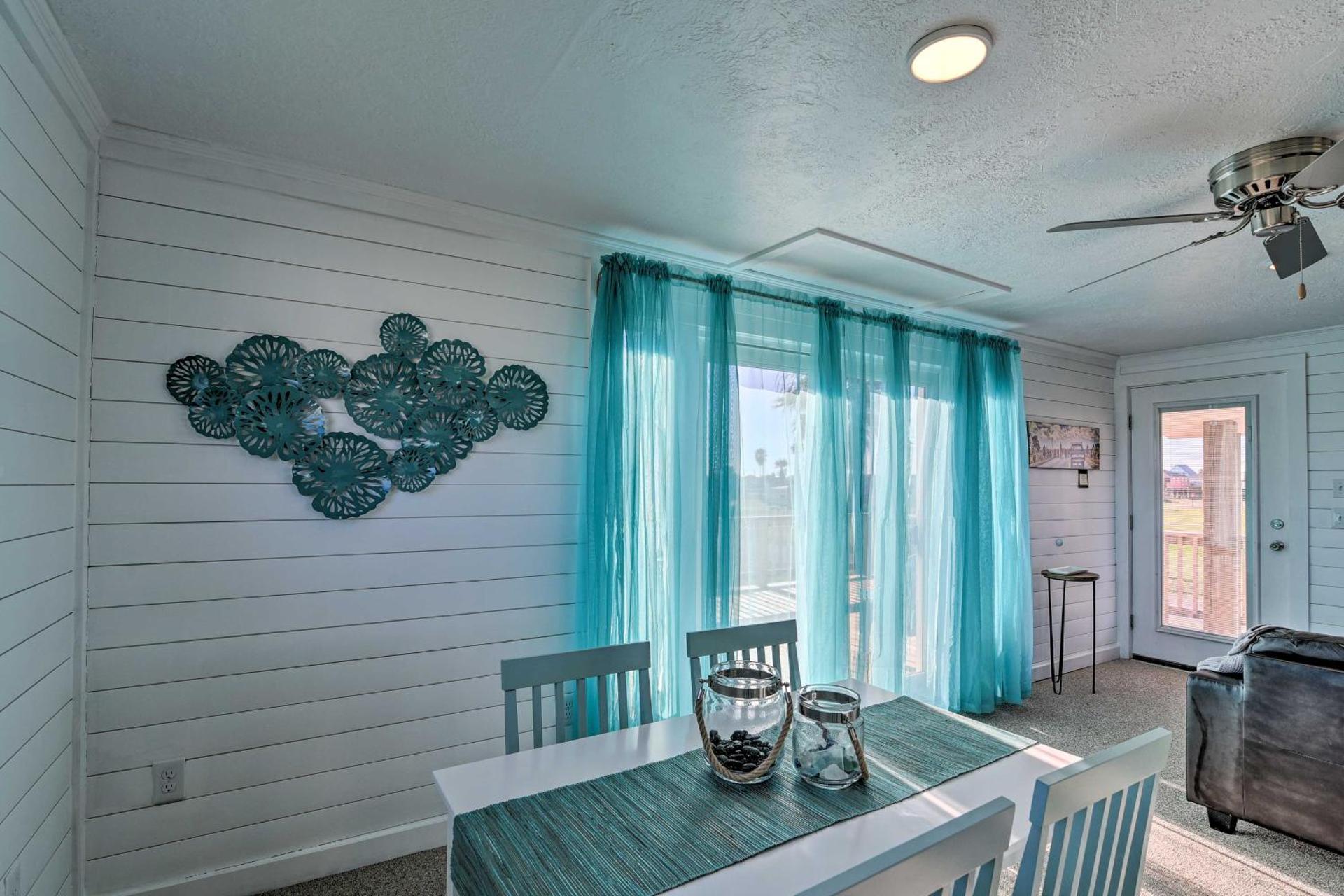 Less Than 1 Mi to Surfside Beach Open-Concept Cottage