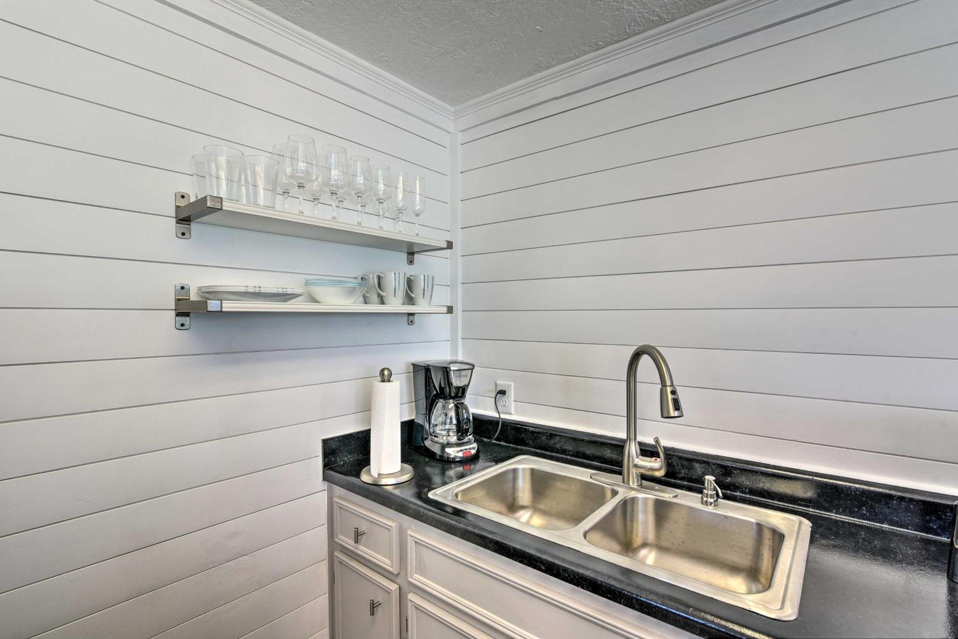 Less Than 1 Mi to Surfside Beach Open-Concept Cottage