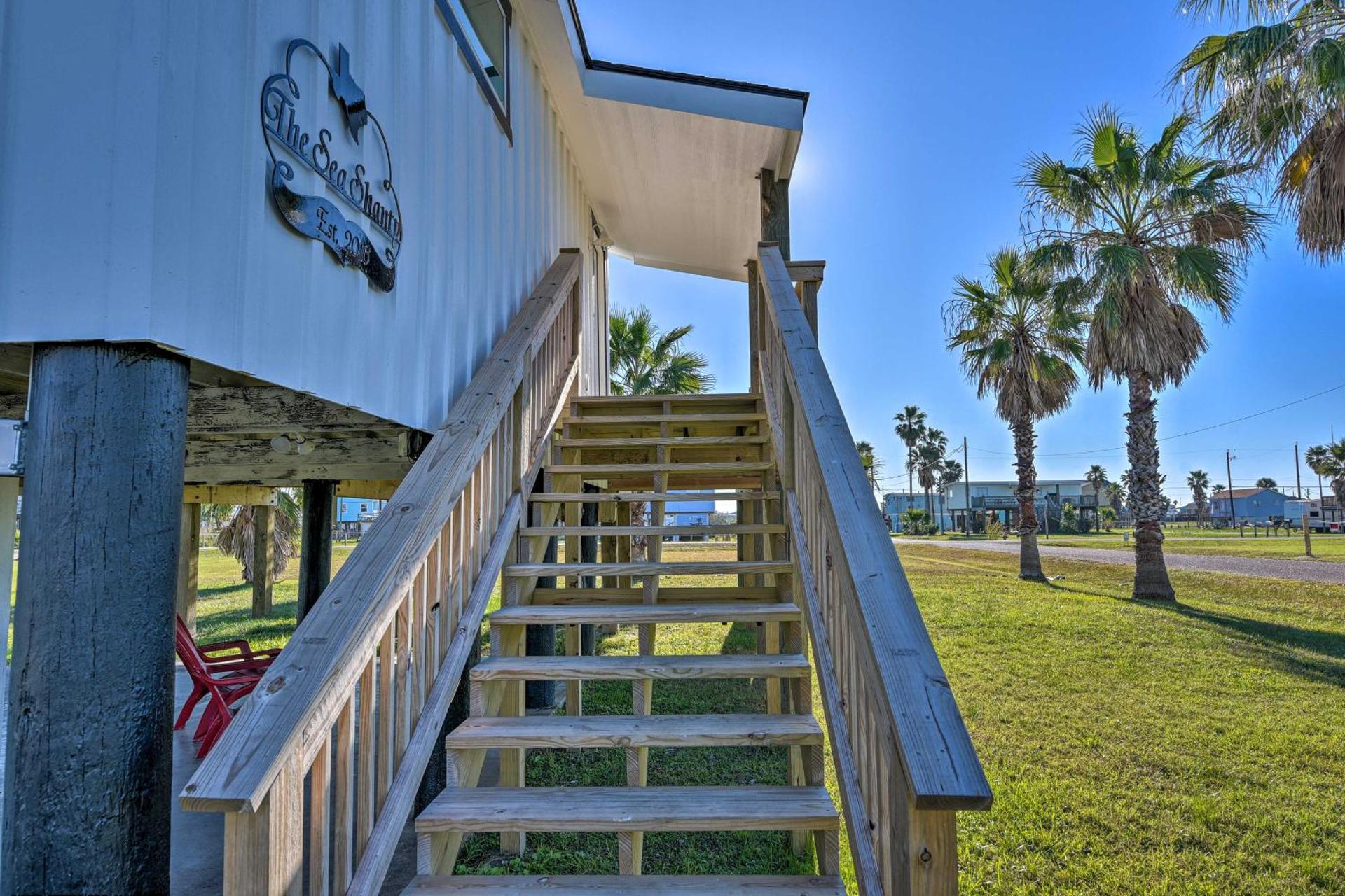 Less Than 1 Mi to Surfside Beach Open-Concept Cottage