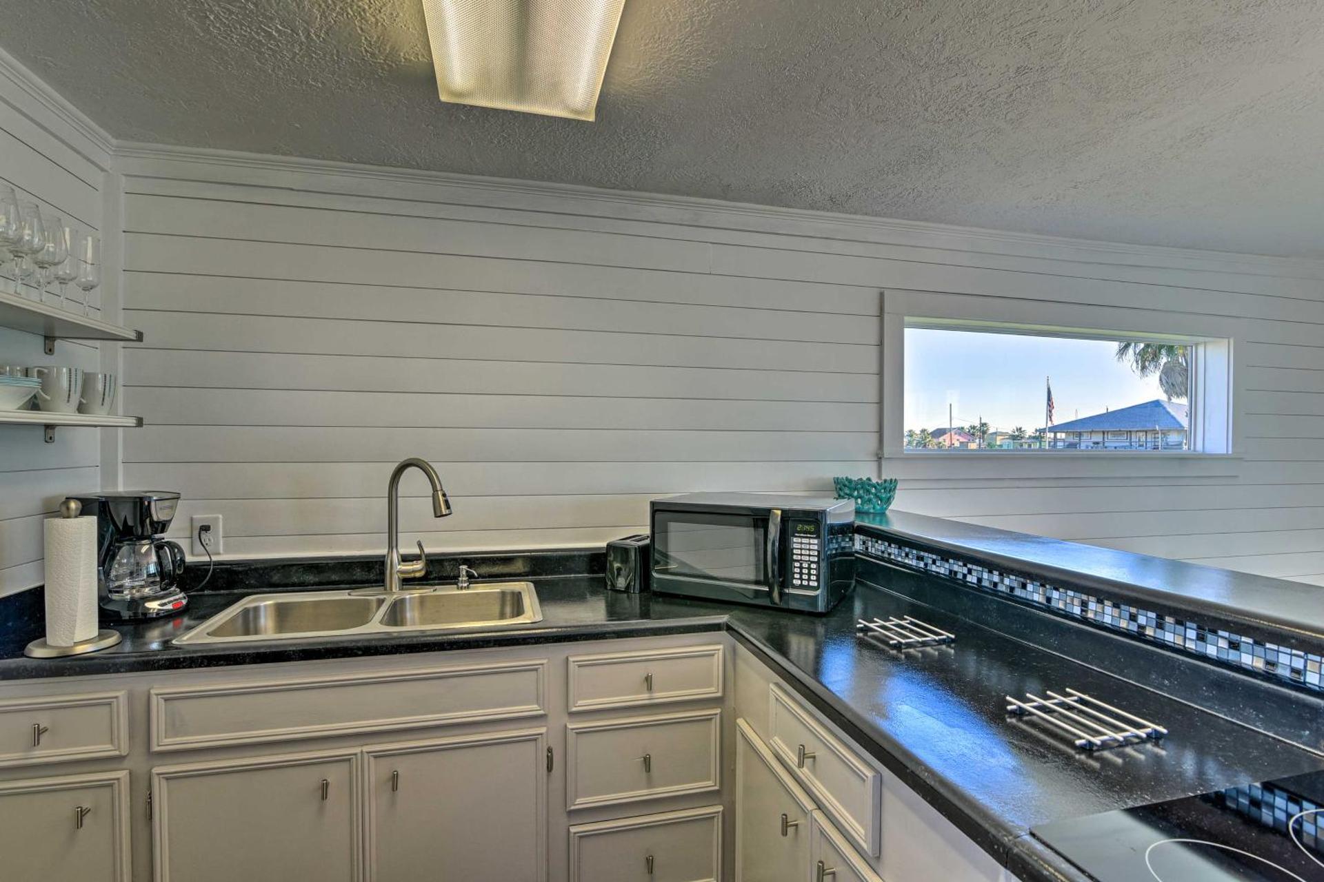 Less Than 1 Mi to Surfside Beach Open-Concept Cottage