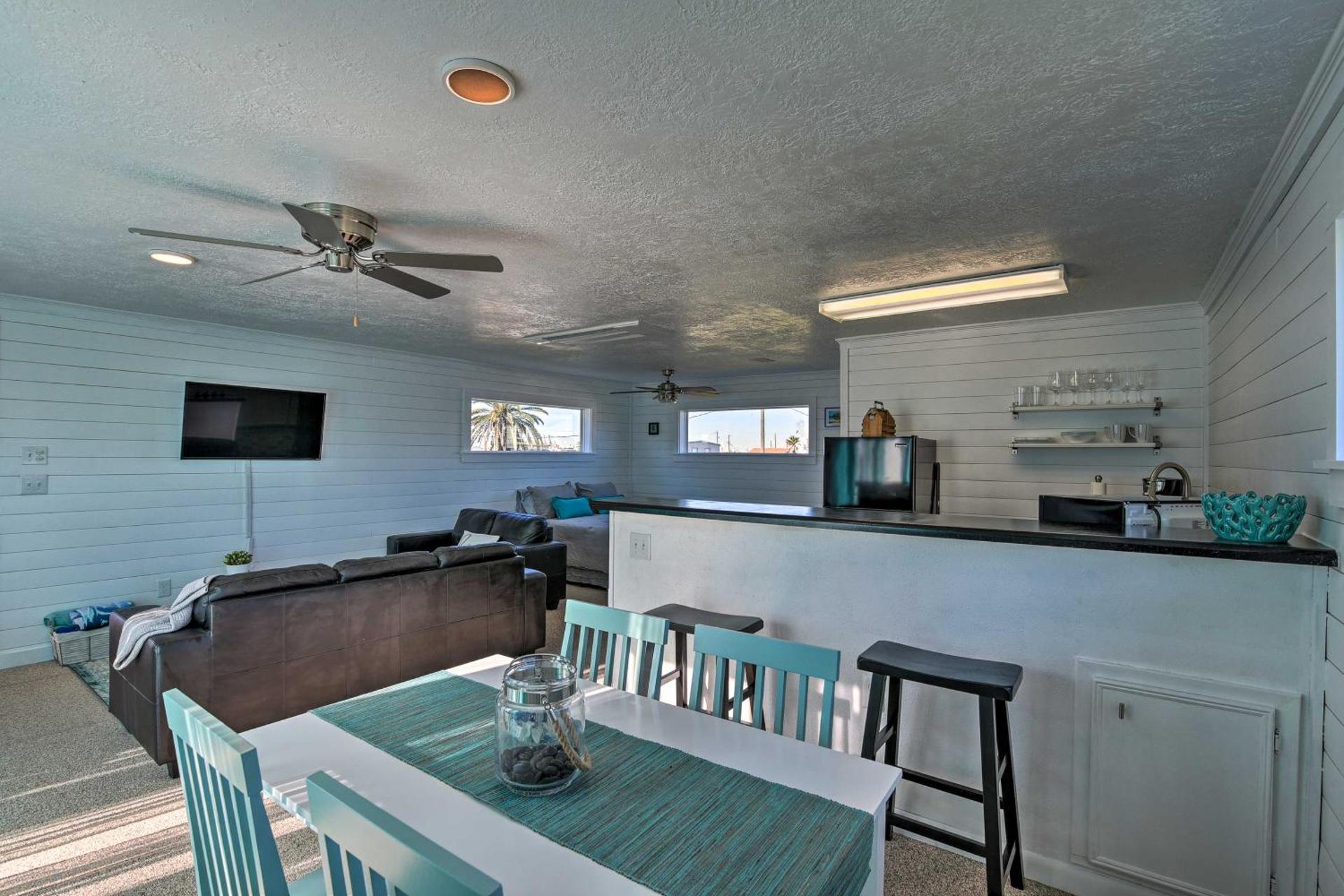 Less Than 1 Mi to Surfside Beach Open-Concept Cottage