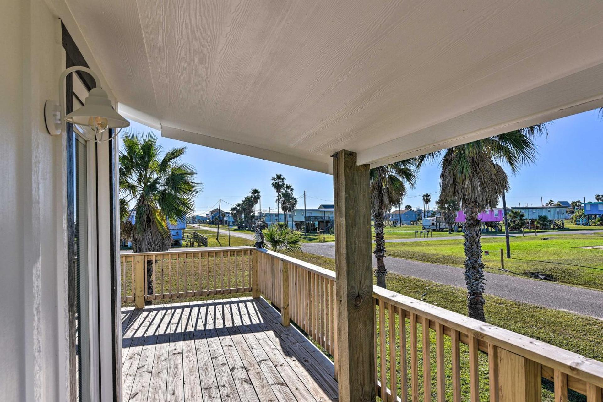 Less Than 1 Mi to Surfside Beach Open-Concept Cottage