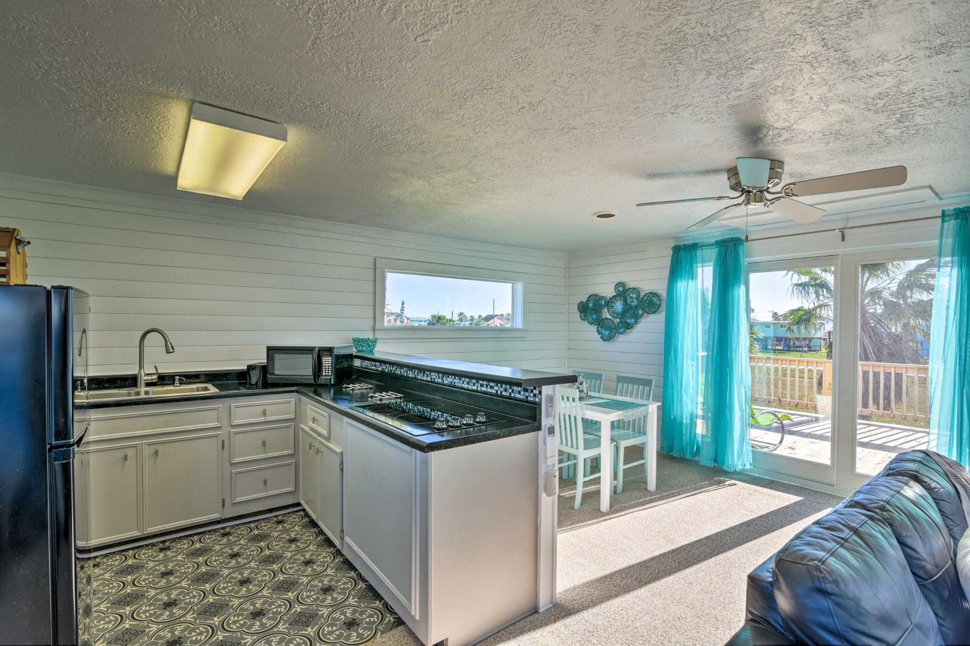 Less Than 1 Mi to Surfside Beach Open-Concept Cottage