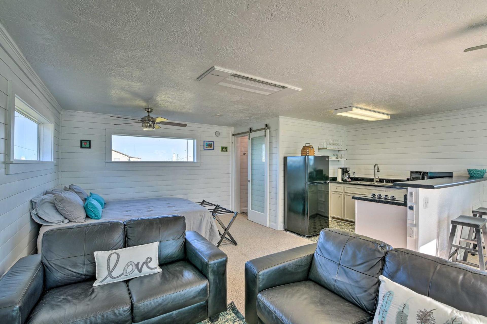 Less Than 1 Mi to Surfside Beach Open-Concept Cottage