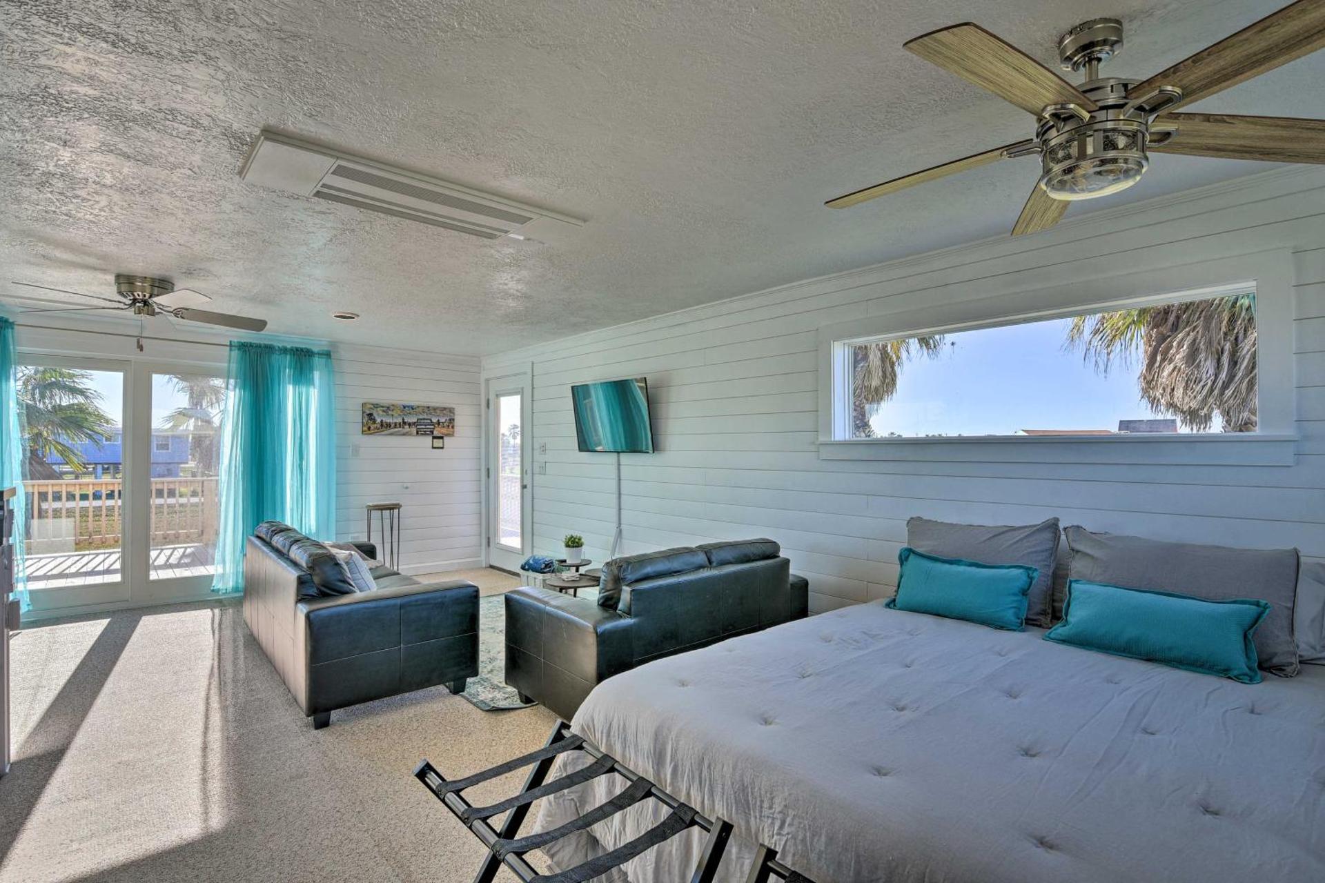 Less Than 1 Mi to Surfside Beach Open-Concept Cottage