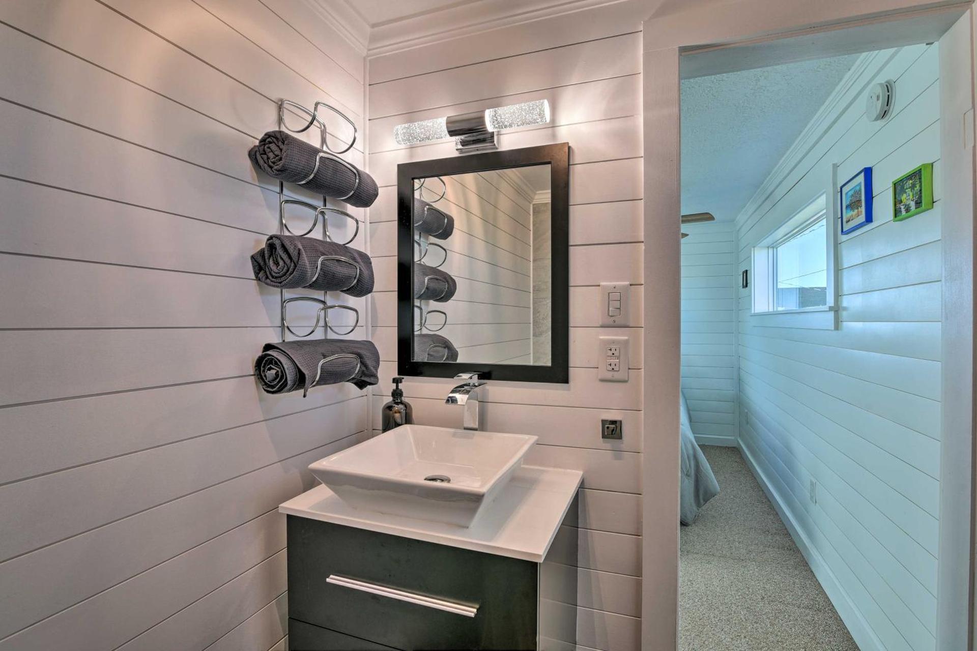 Less Than 1 Mi to Surfside Beach Open-Concept Cottage