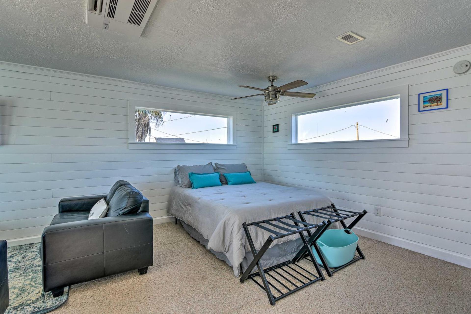 Less Than 1 Mi to Surfside Beach Open-Concept Cottage