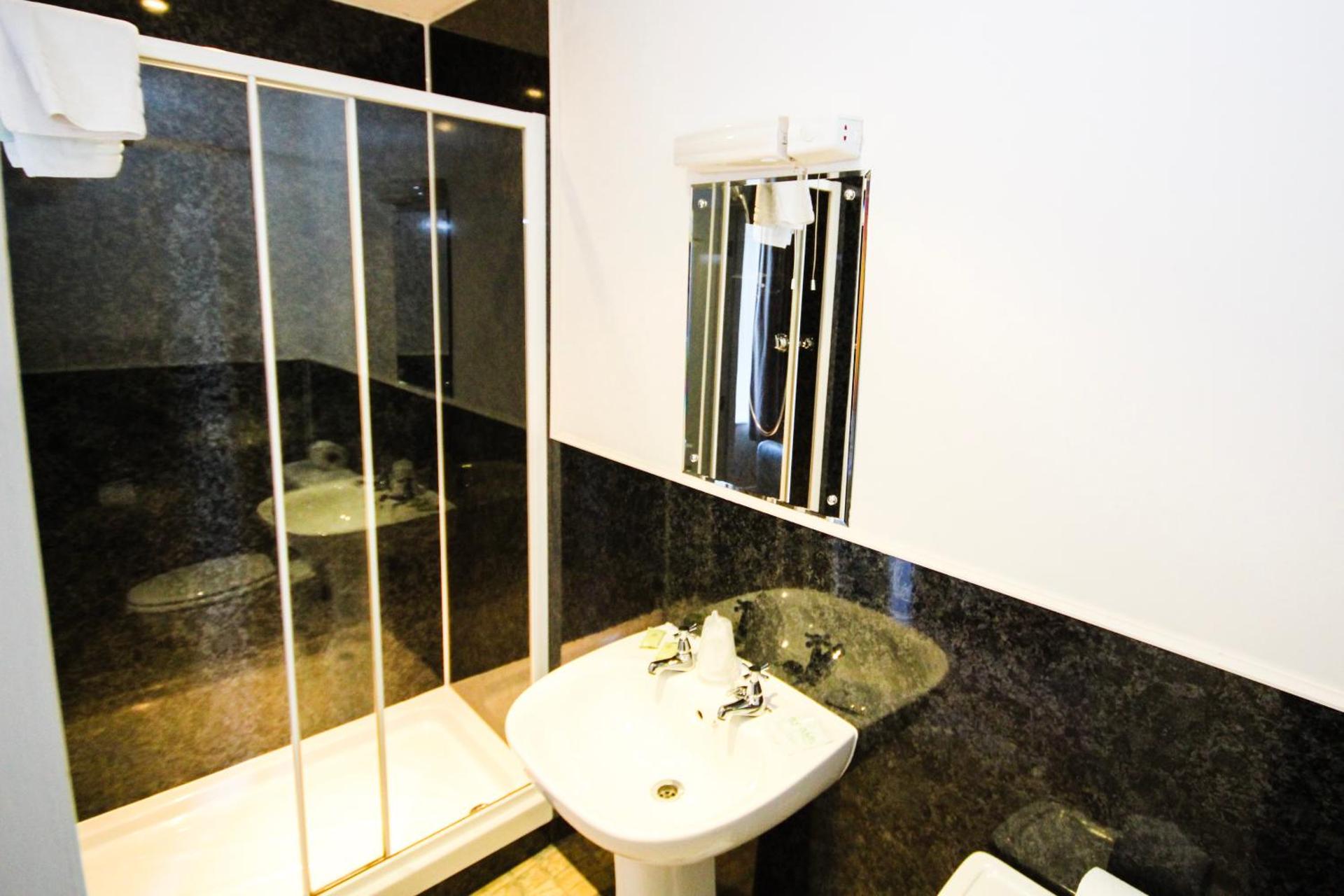 Camera Doppia con Letti Singoli con Bagno