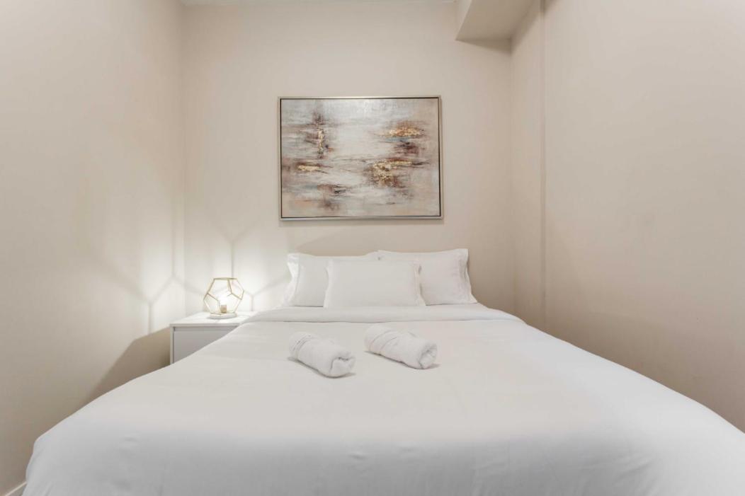 Prime Location! - 1min Walk to Wrigley Field - Modern 2BR Apts Right Next to Wrigley Field & Transit!