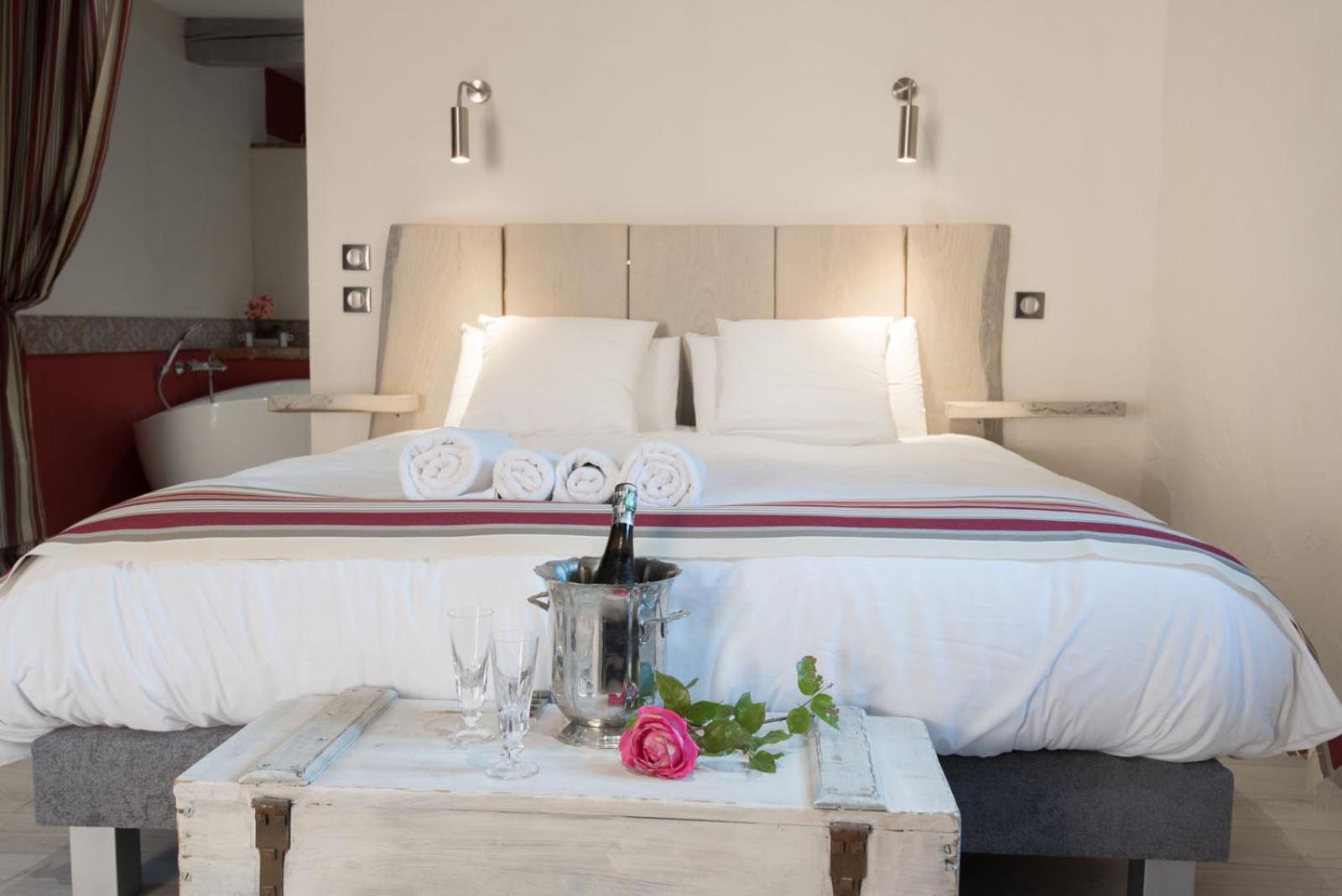 LE MAS DES COLOMBES Chambres d'hôtes B&B & SPA