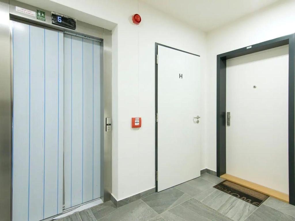 Spacious 2BR with balcony in Prague - Comfort & Style