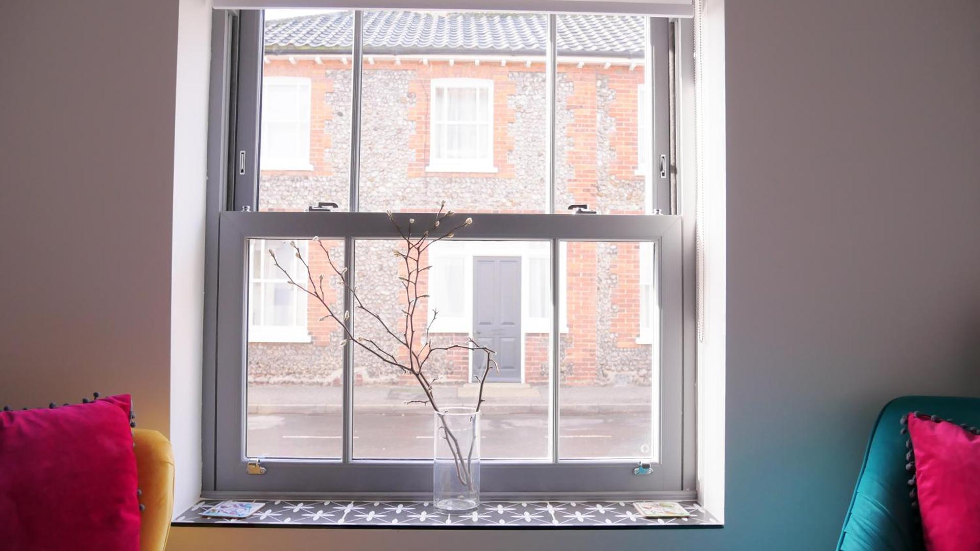 New street Luxury town house in the centre of Holt with free PARKING for one car