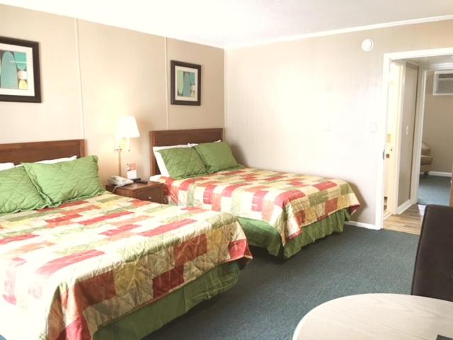 Non-Oceanfront double Queen with Sofa Sleeper