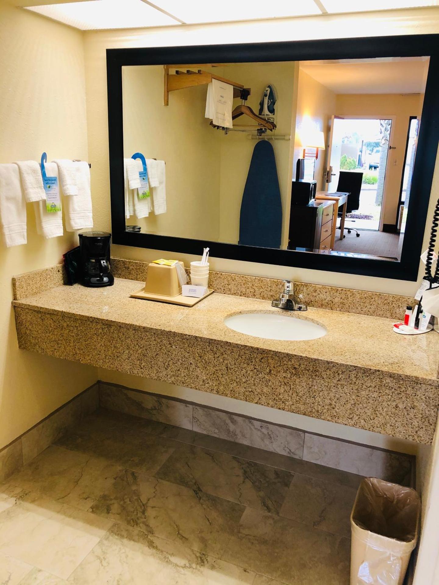 Days Inn & Suites by Wyndham Navarre - near Beaches Hurlburt