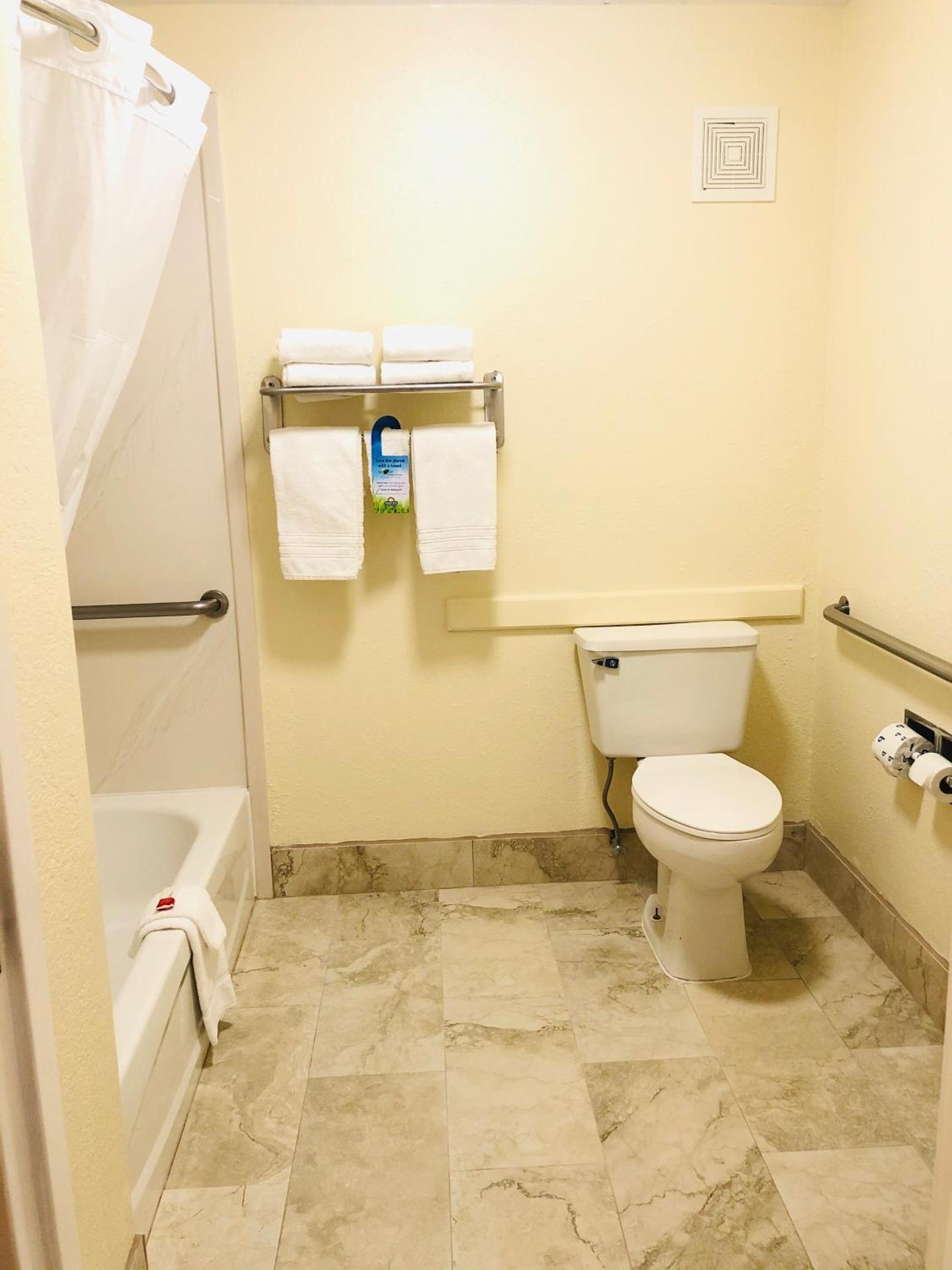 Days Inn & Suites by Wyndham Navarre - near Beaches Hurlburt