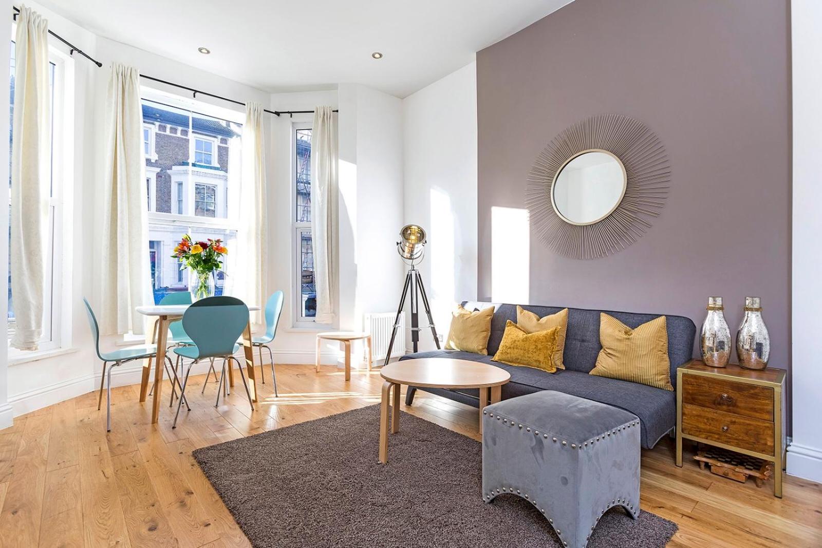 Stylish 2 Bed Apartment-Zone 2 - 10 Minutes to the heart of London- sleeps up 8