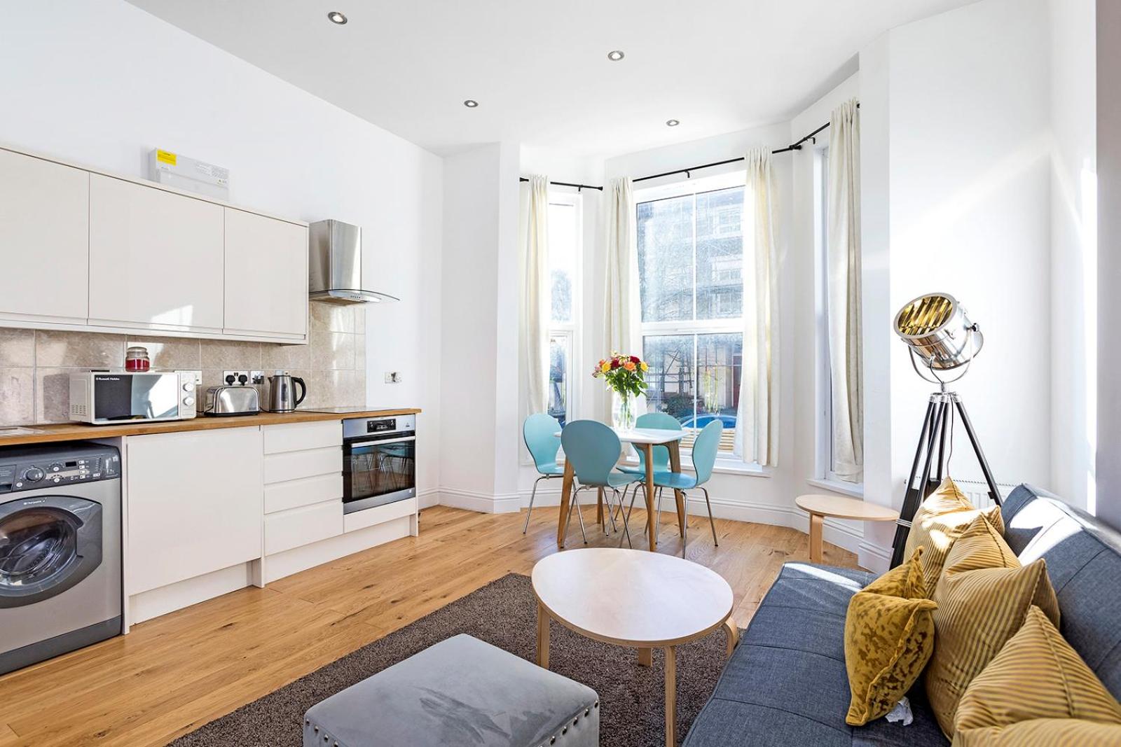 Stylish 2 Bed Apartment-Zone 2 - 10 Minutes to the heart of London- sleeps up 8