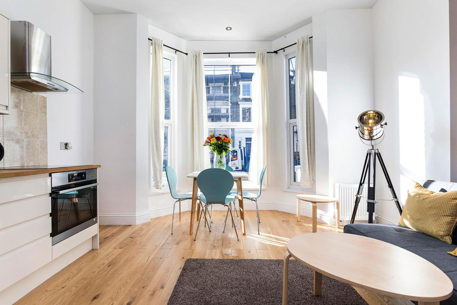 Stylish 2 Bed Apartment-Zone 2 - 10 Minutes to the heart of London- sleeps up 8