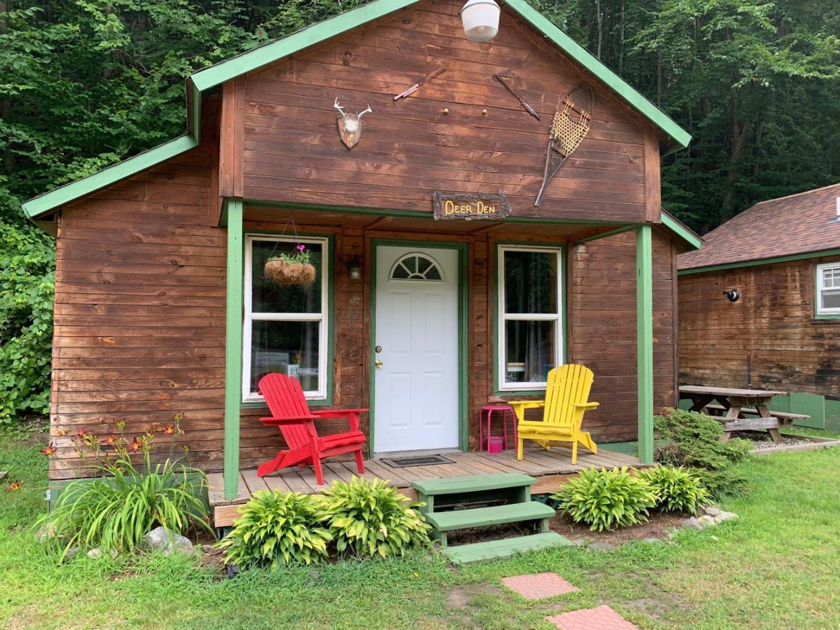 Pine Crest Motel & Cabins