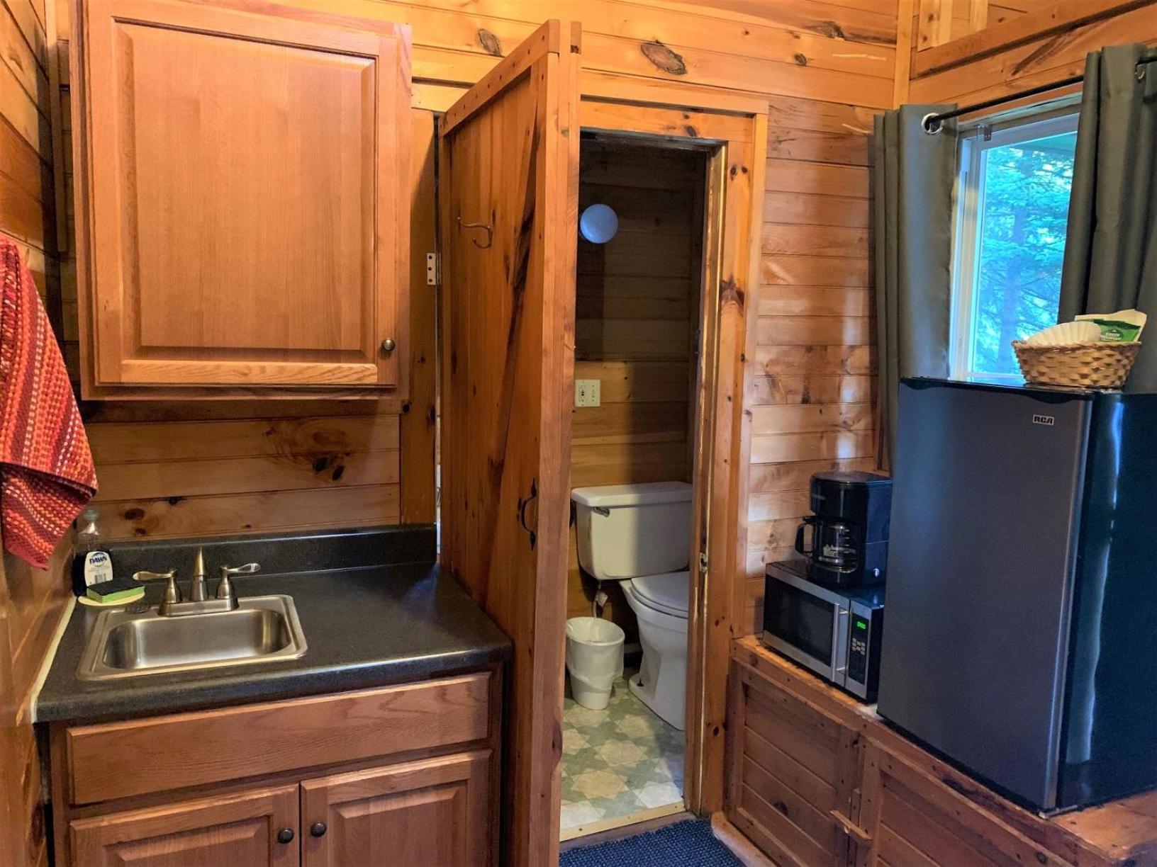 Pine Crest Motel & Cabins