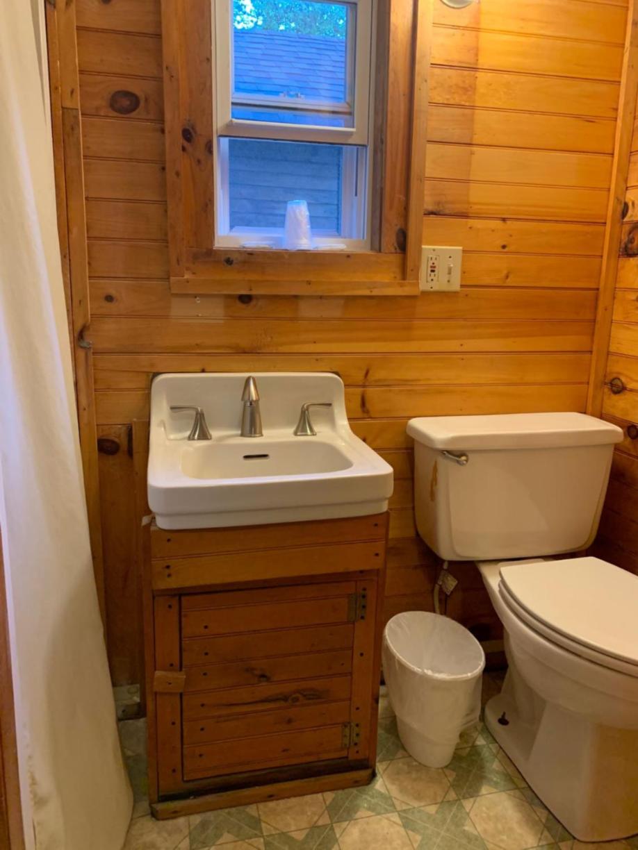 Pine Crest Motel & Cabins