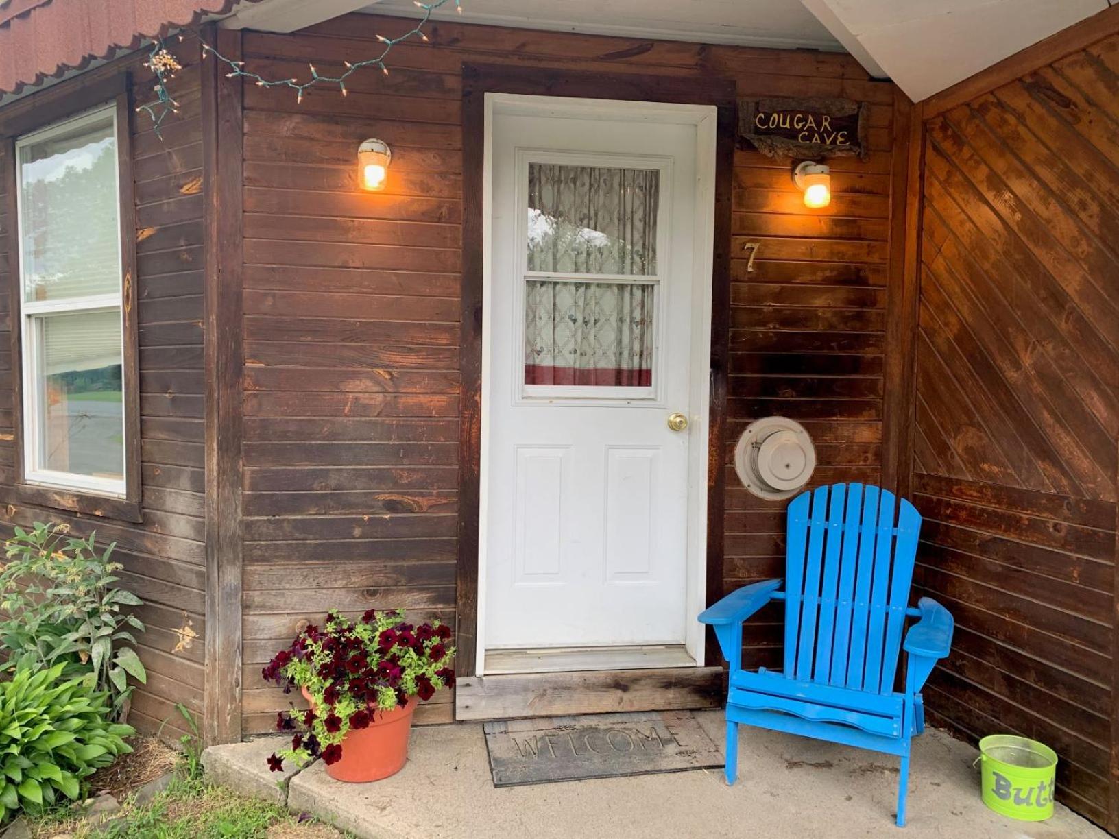 Pine Crest Motel & Cabins