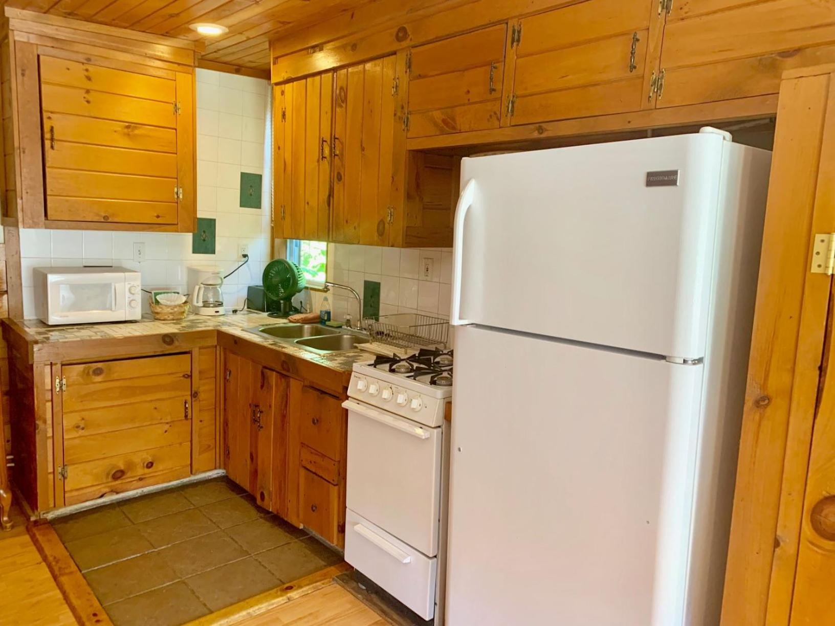 Pine Crest Motel & Cabins