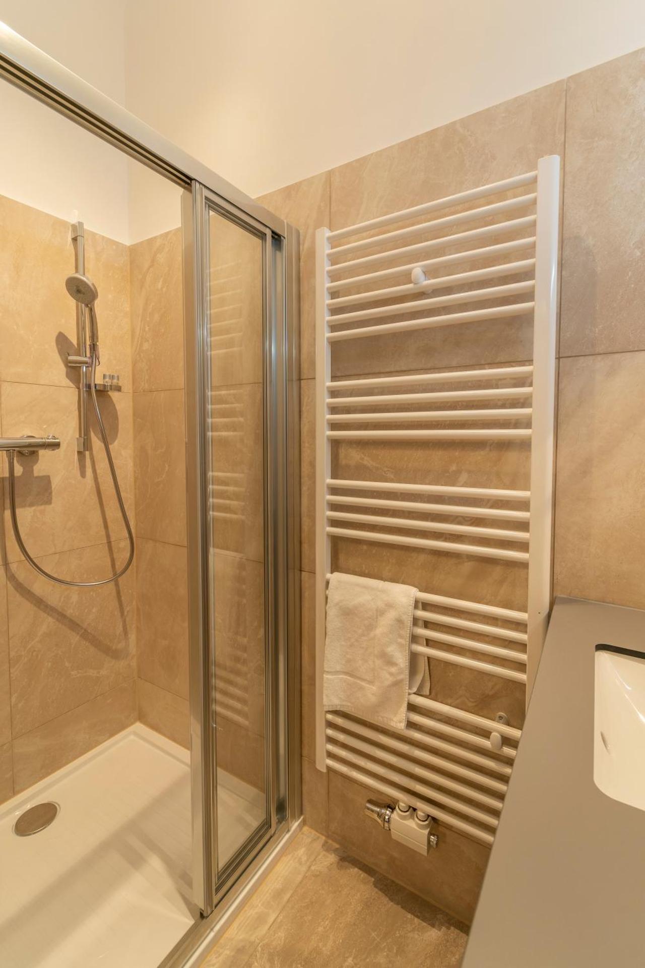 josef's home I Maxi Apartment I near UNO, VIC