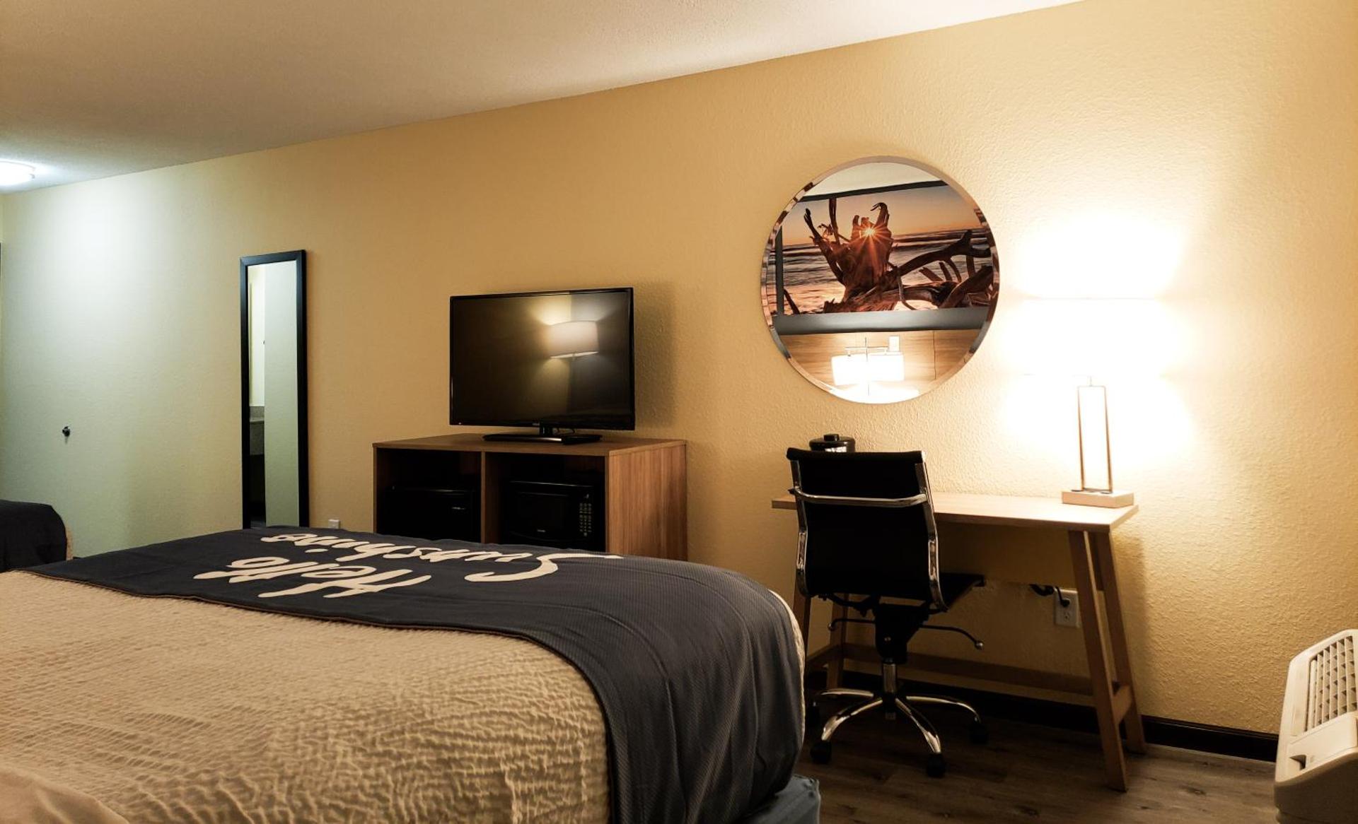 Days Inn & Suites by Wyndham Merrillville