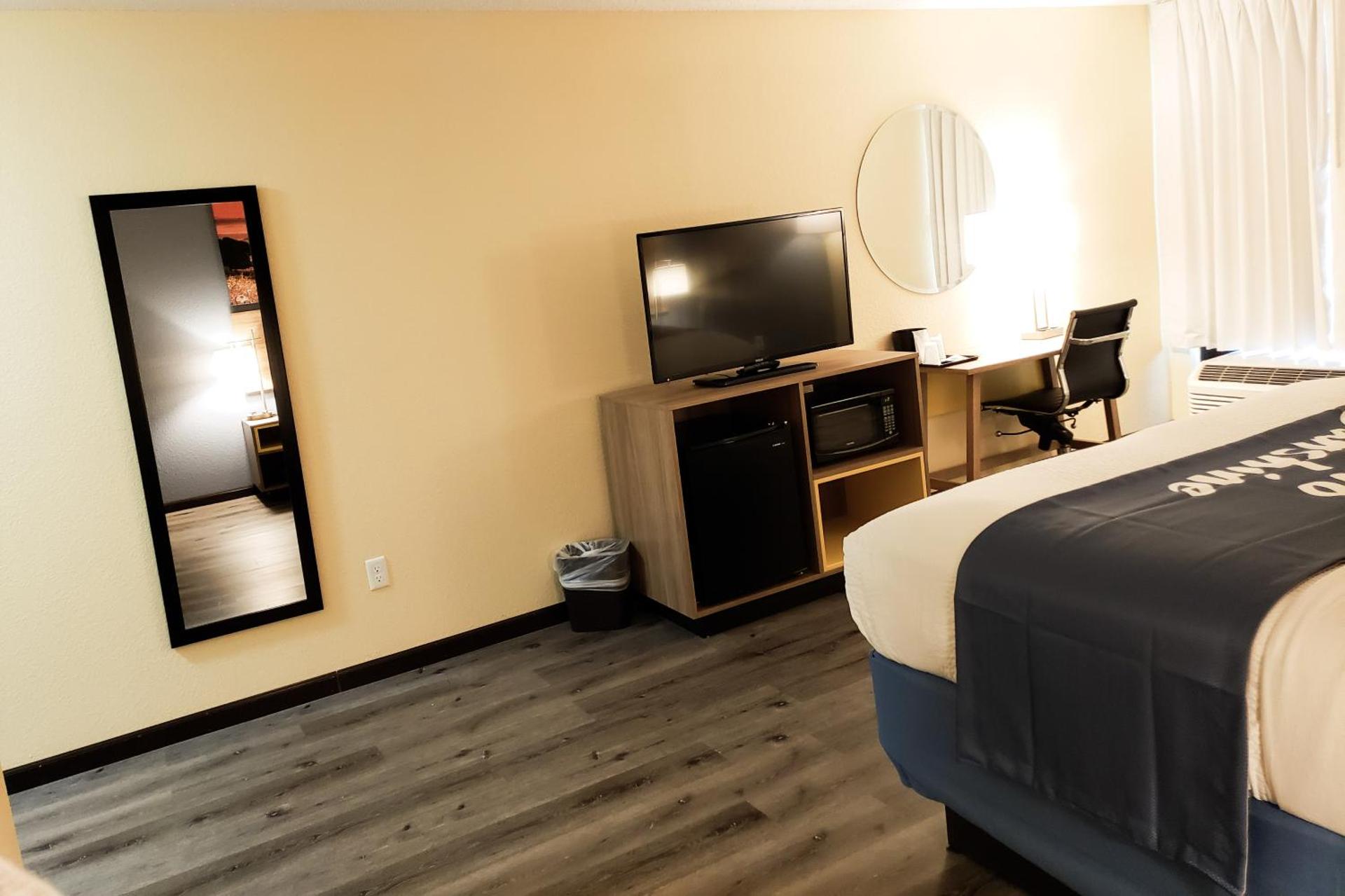 Days Inn & Suites by Wyndham Merrillville