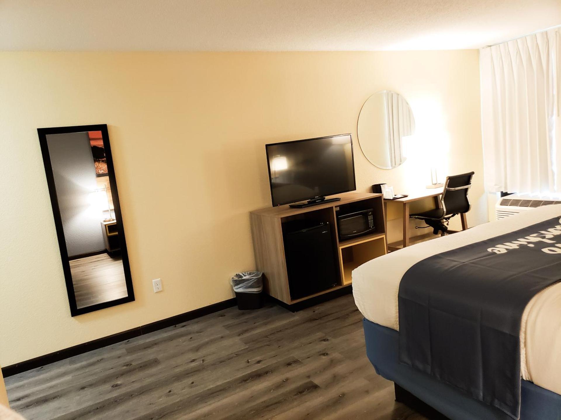 Days Inn & Suites by Wyndham Merrillville