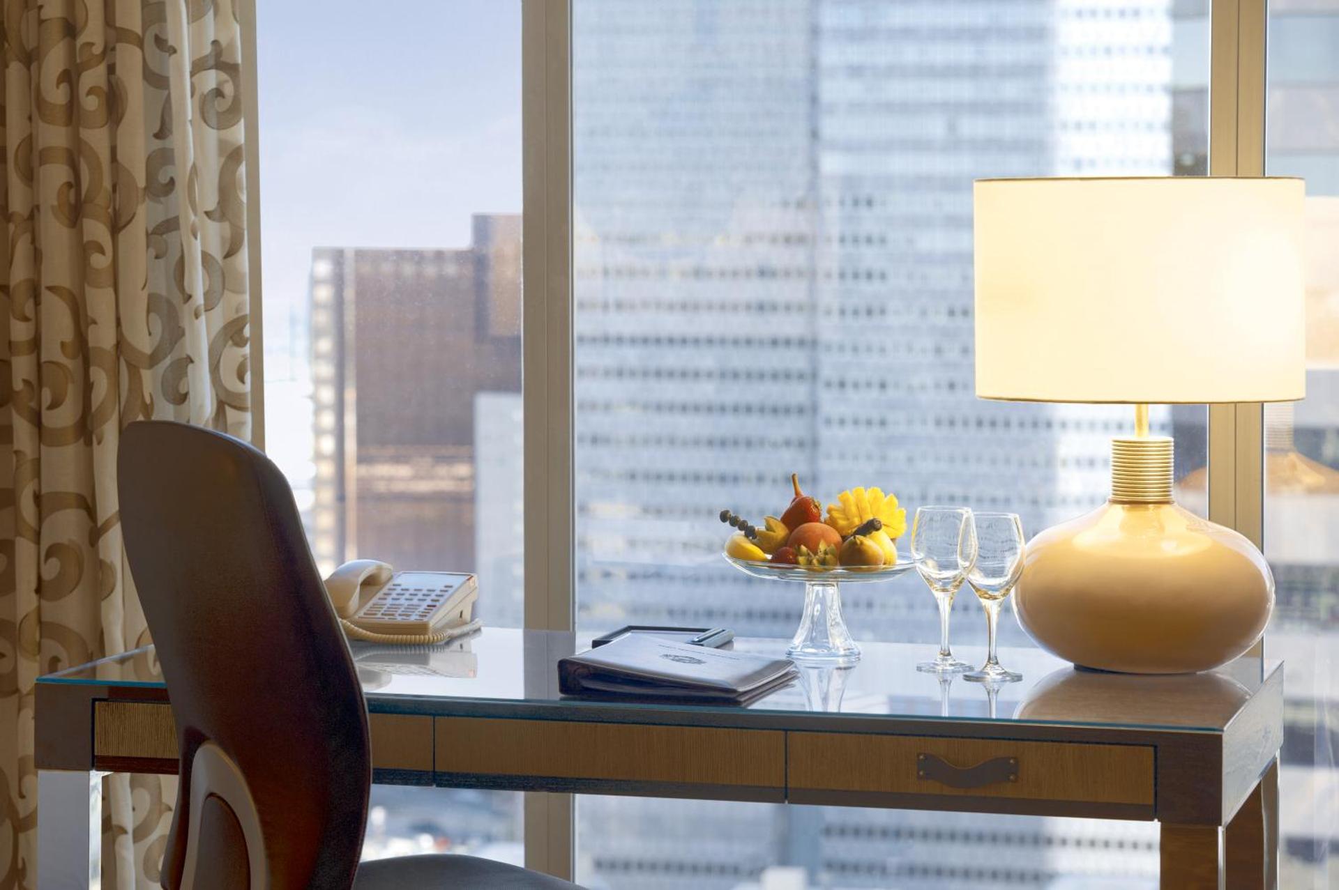 Fairmont-værelse med kingsize-seng og byudsigt