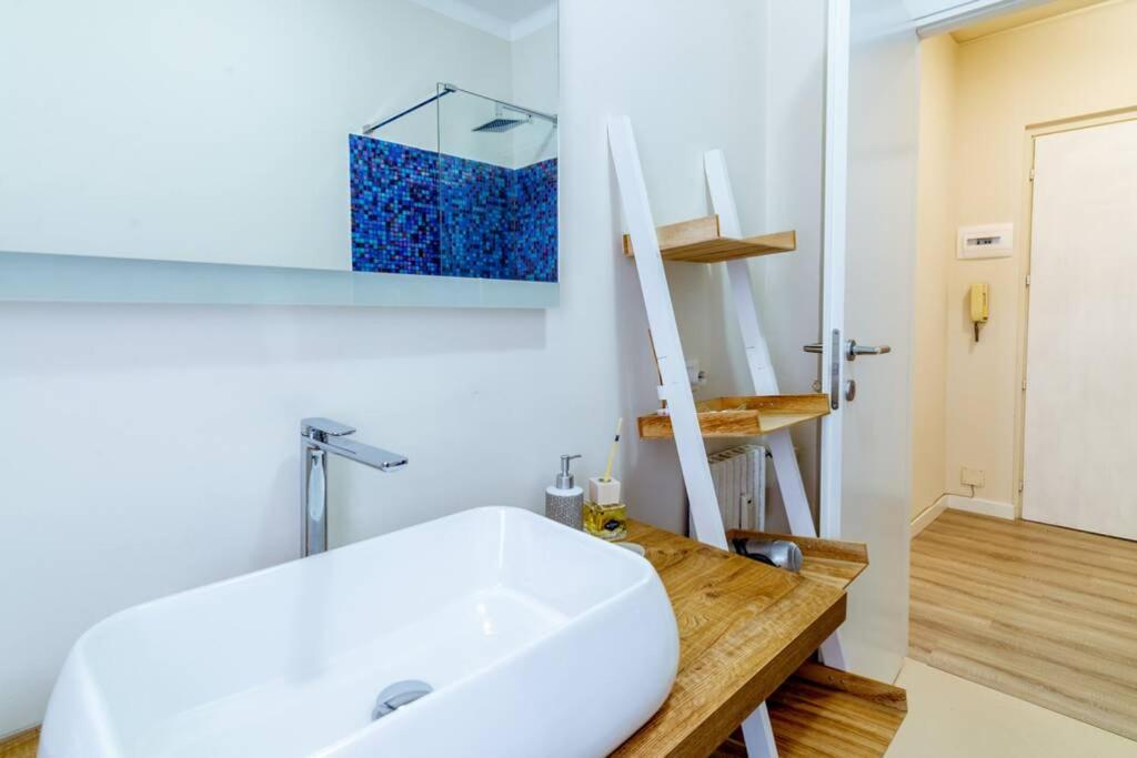 Home La Quiete. Two Bedrooms, 250m from the Beach