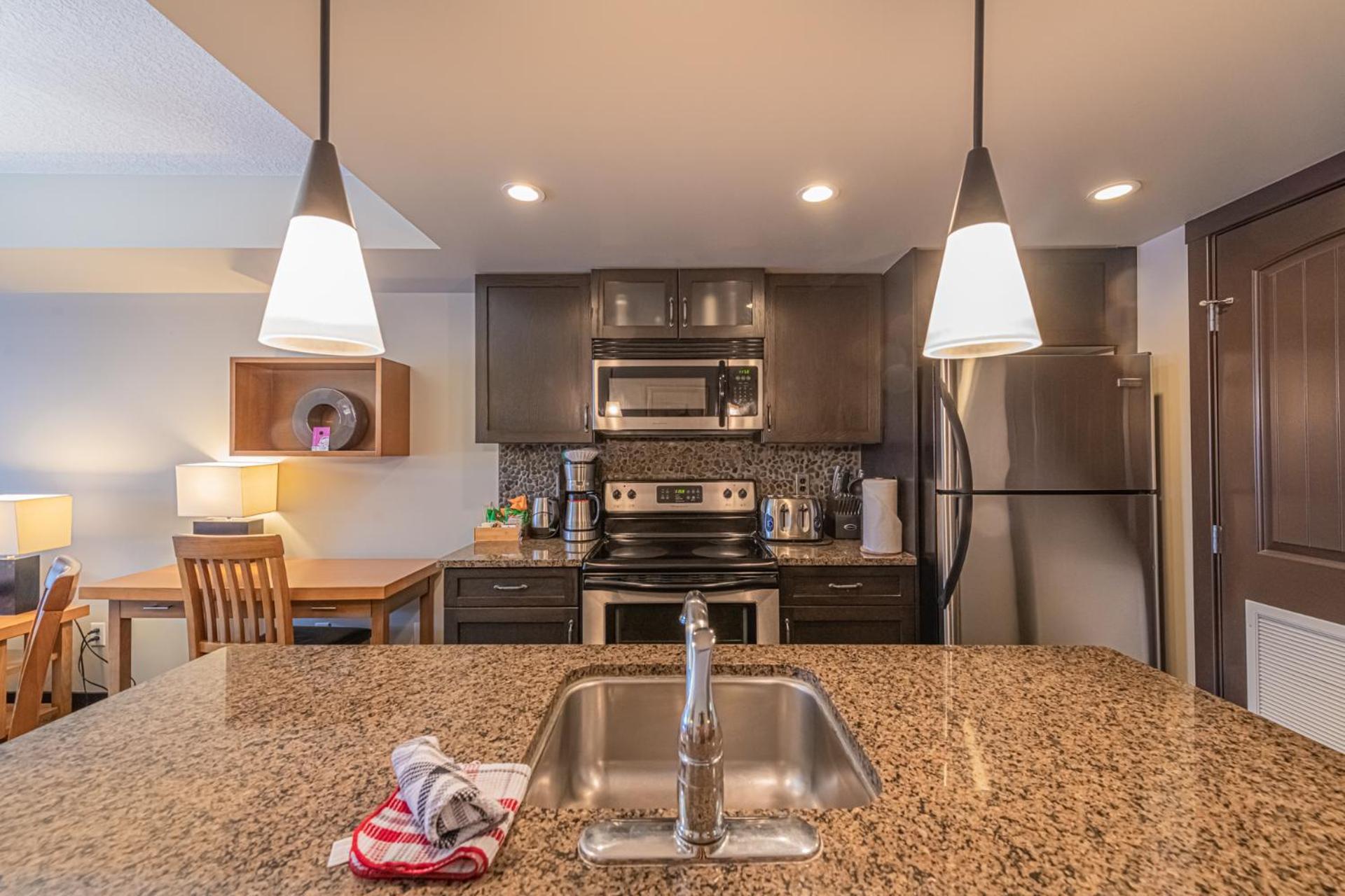 Mountain View Escape - Copperstone 2BR & Hot Tub