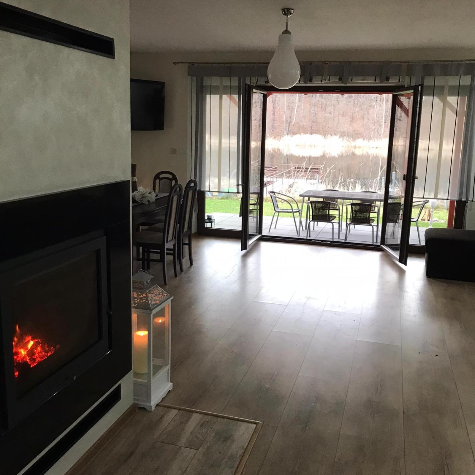 Urokliwy Domek nad Brzegiem Jeziora