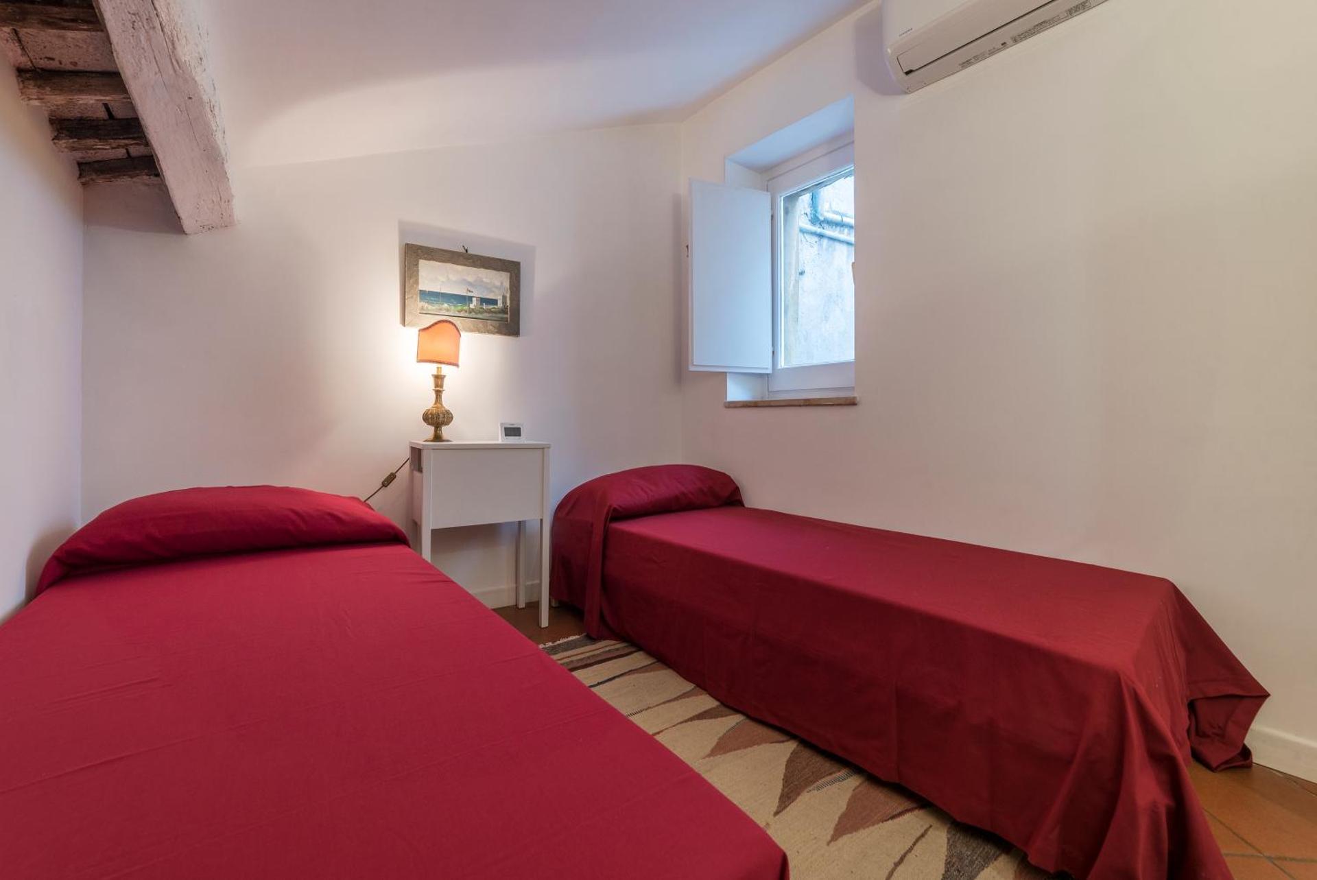 Three bedrooms in world-famous Via Giulia - FromHometoRome