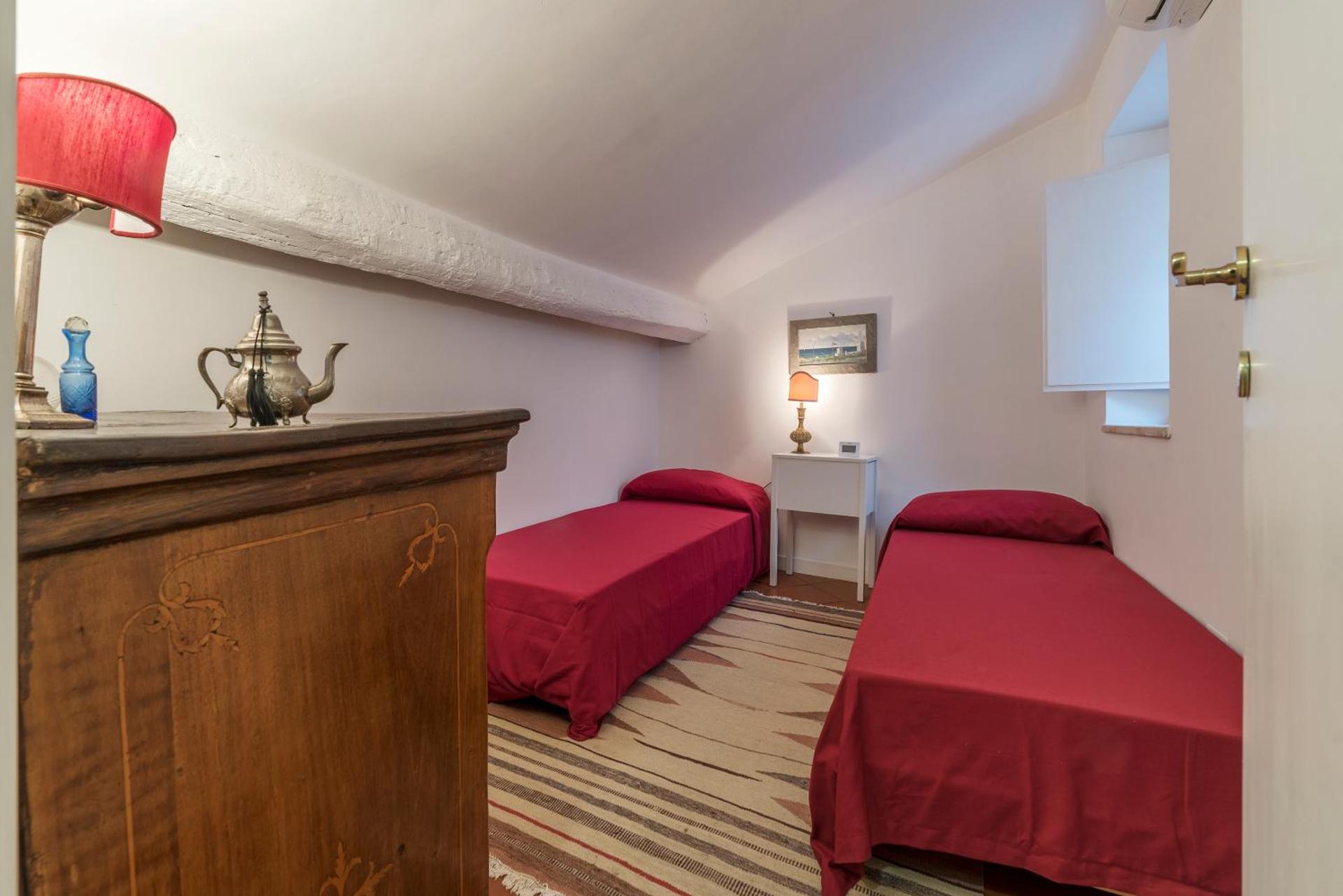 Three bedrooms in world-famous Via Giulia - FromHometoRome