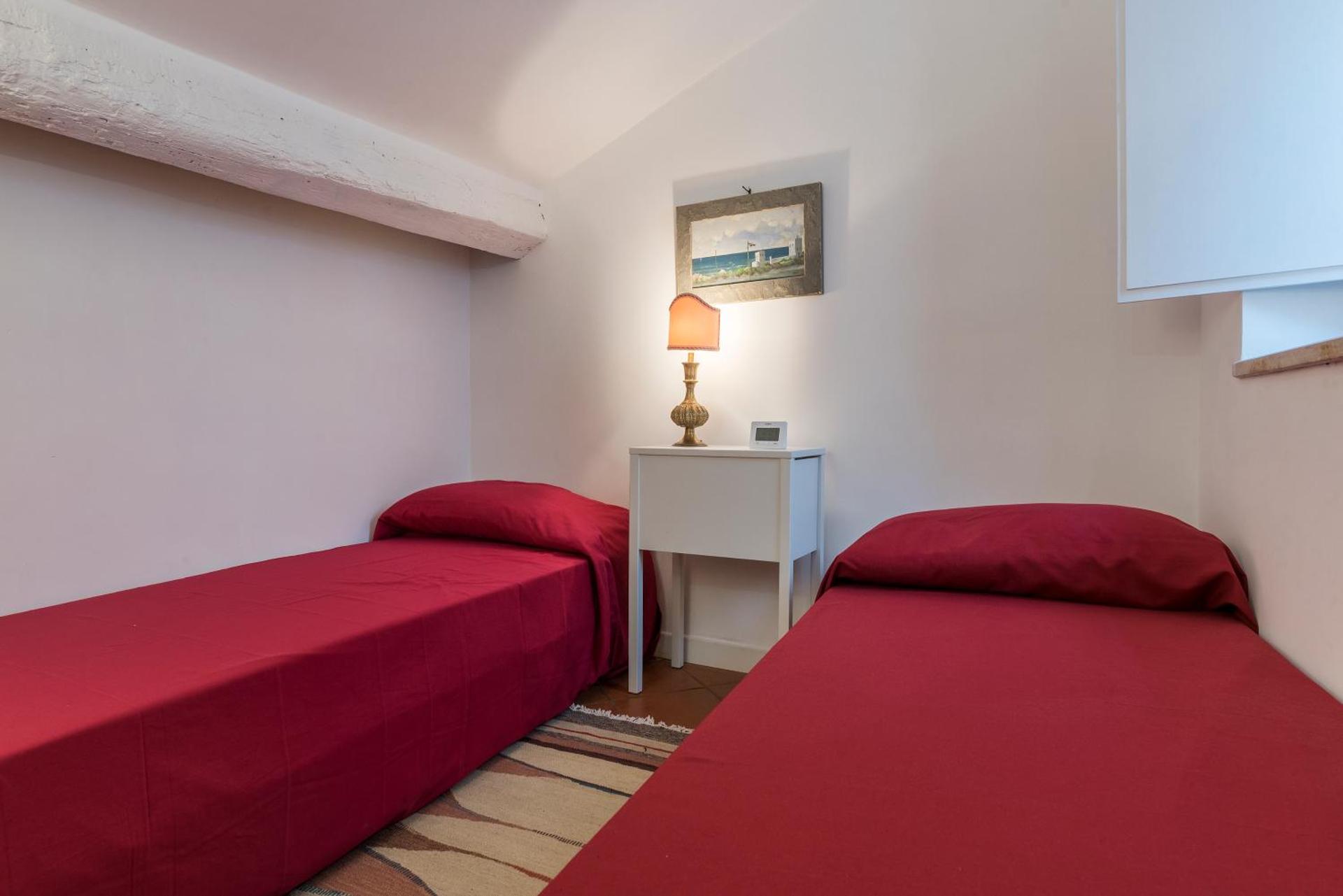 Three bedrooms in world-famous Via Giulia - FromHometoRome